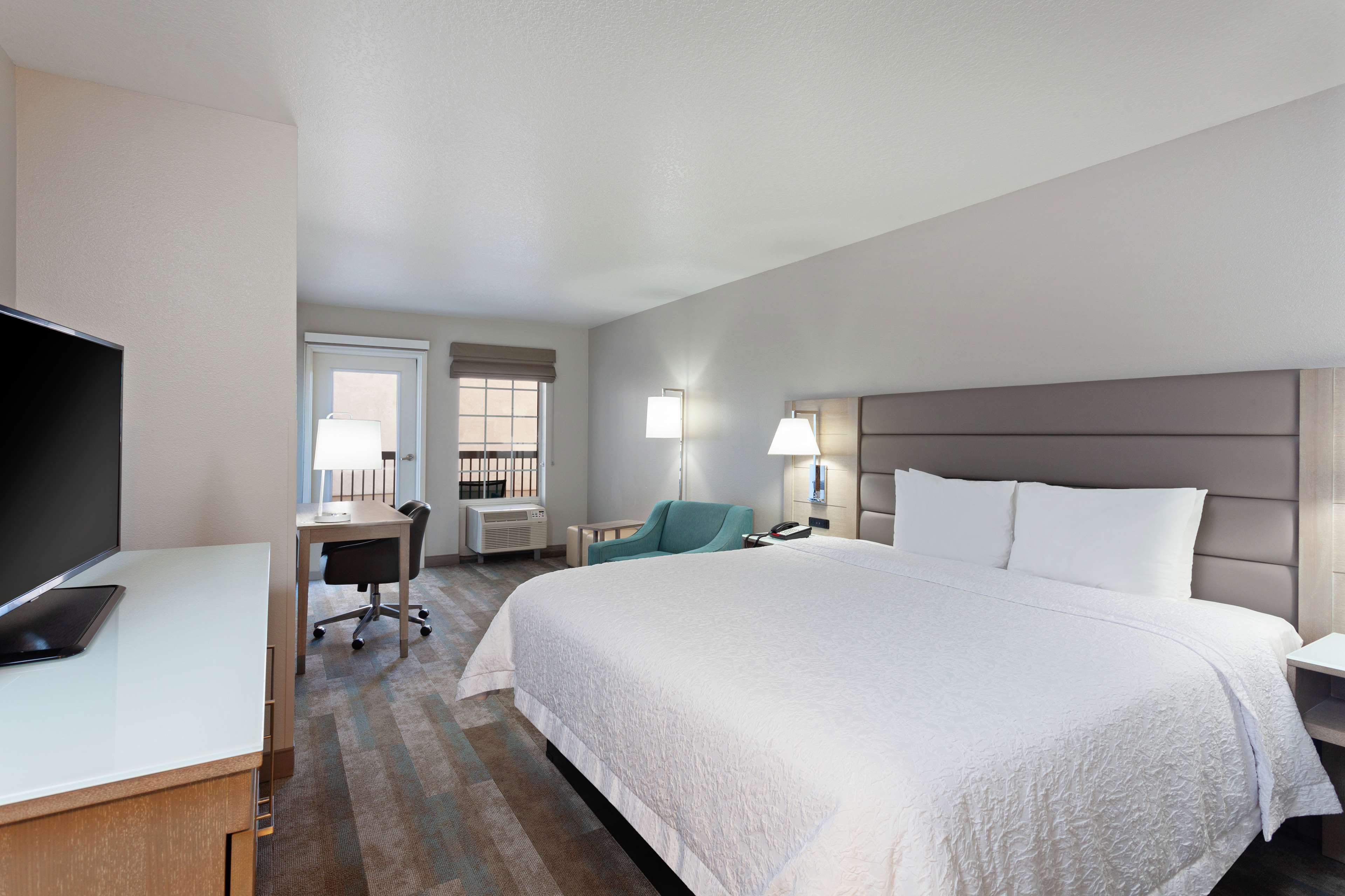 Hampton Inn & Suites by Hilton Hermosa Beach Room Type - King Room with King Bed - Non-Smoking