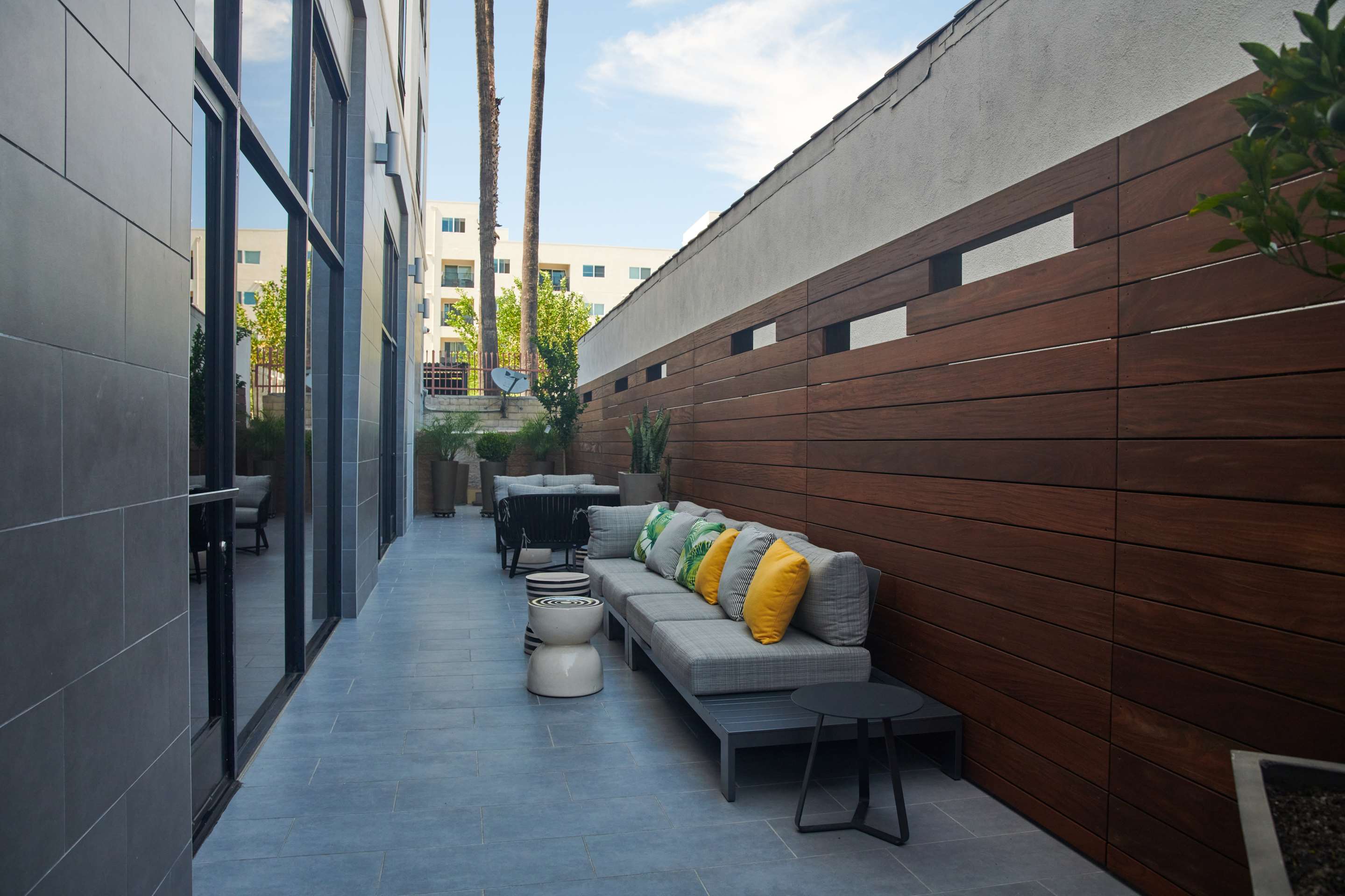 Exterior | Hampton Inn & Suites Los Angeles/Sherman Oaks
