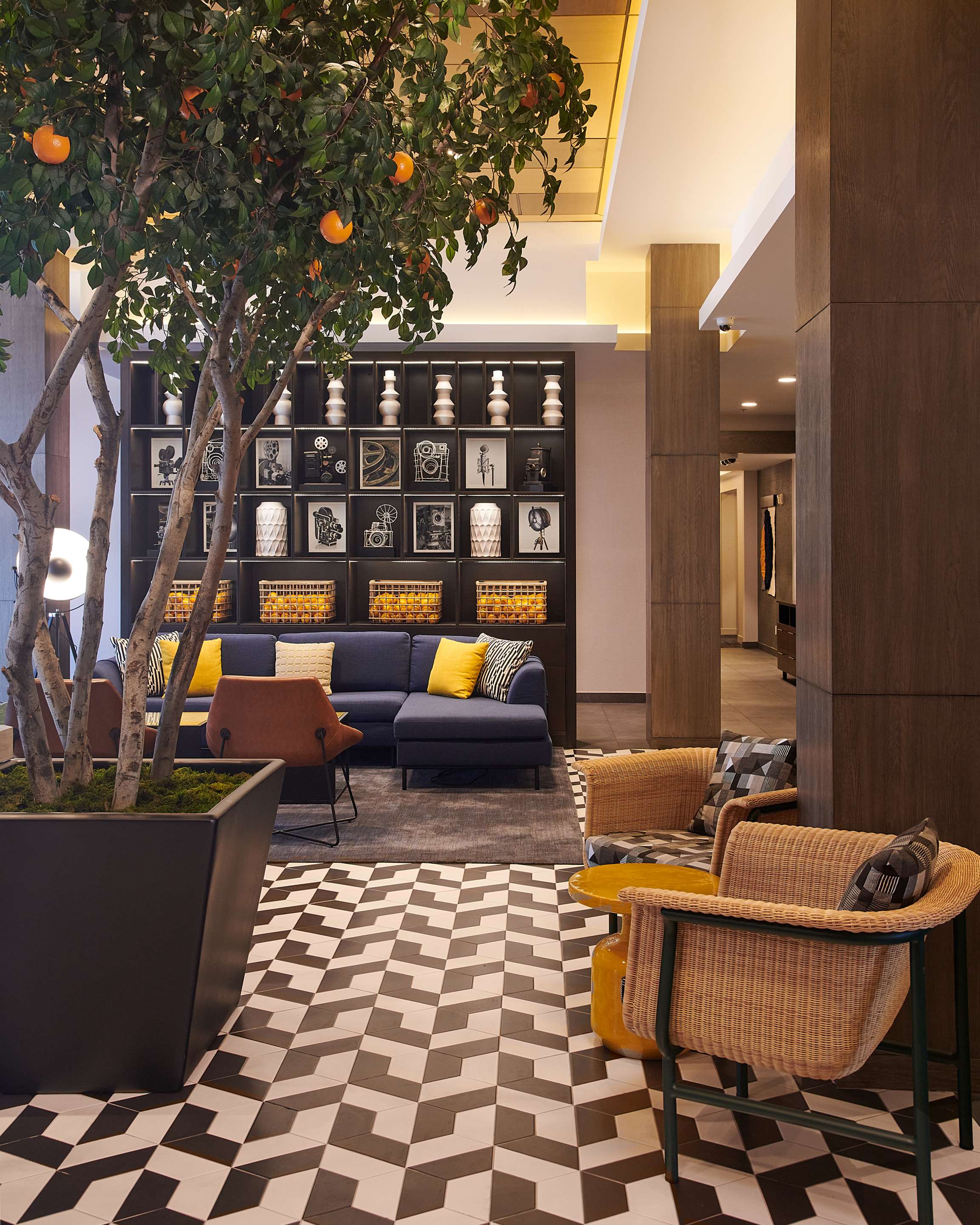 Lobby | Hampton Inn & Suites Los Angeles/Sherman Oaks