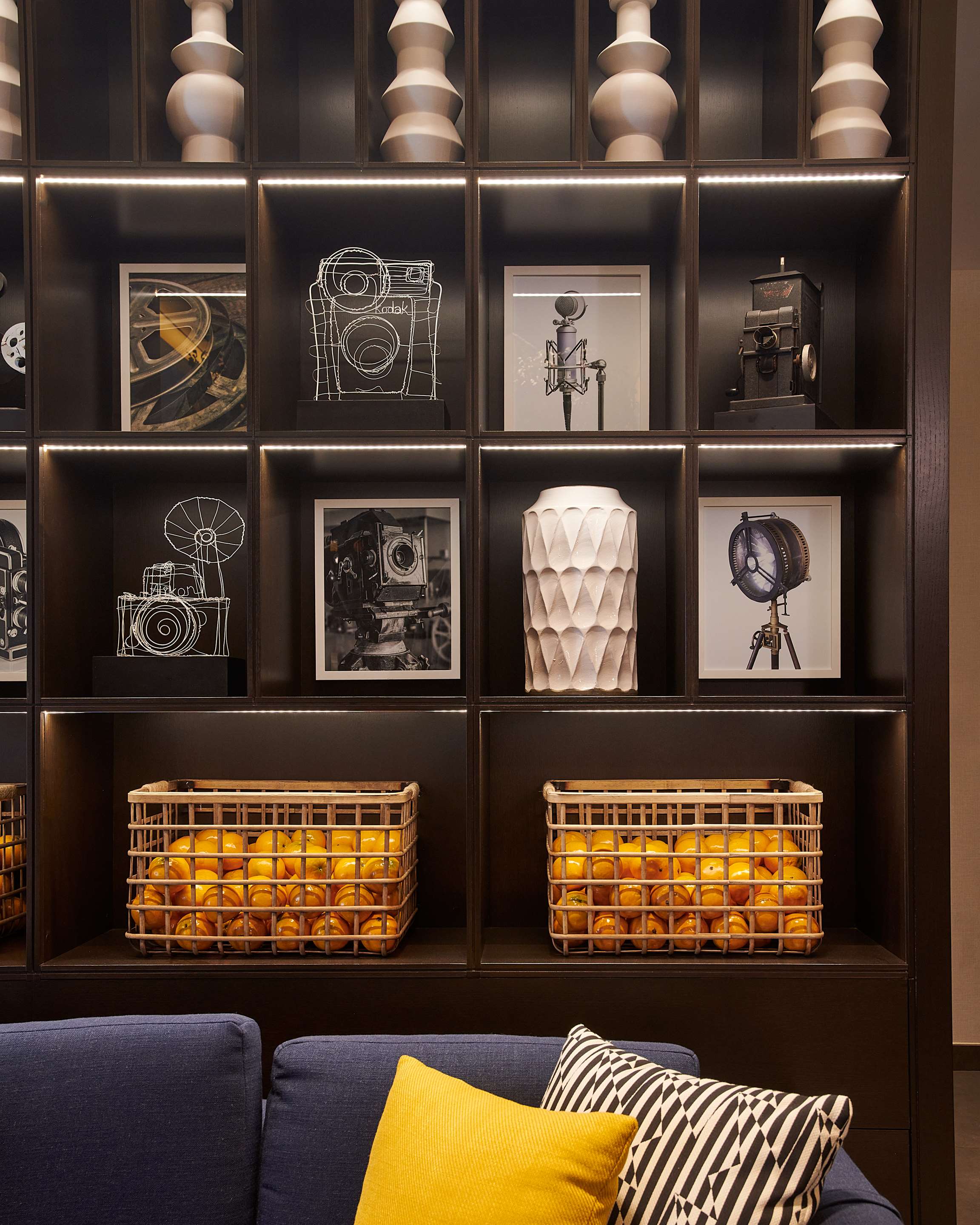 Lobby | Hampton Inn & Suites Los Angeles/Sherman Oaks