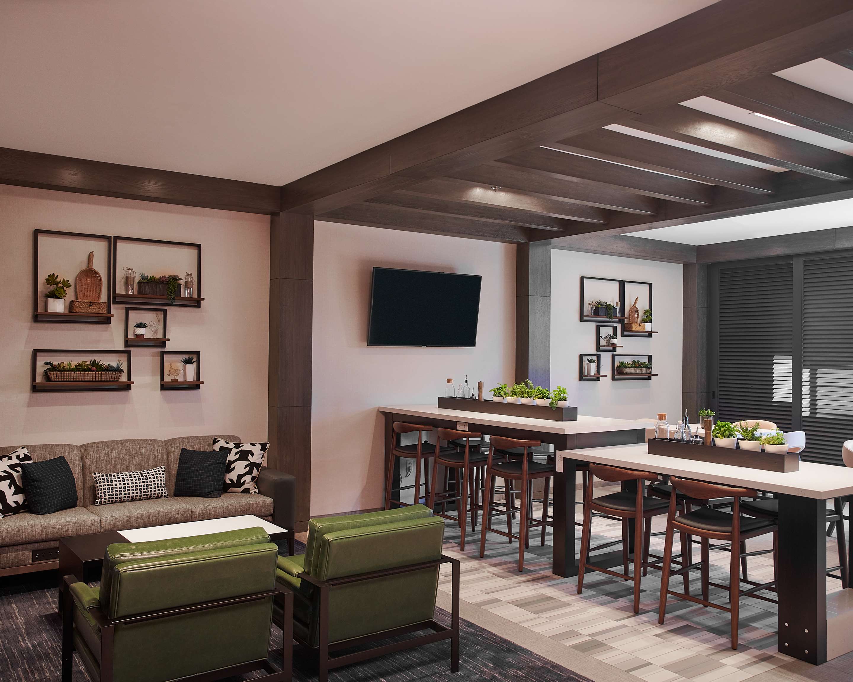 Breakfast Area | Hampton Inn & Suites Los Angeles/Sherman Oaks