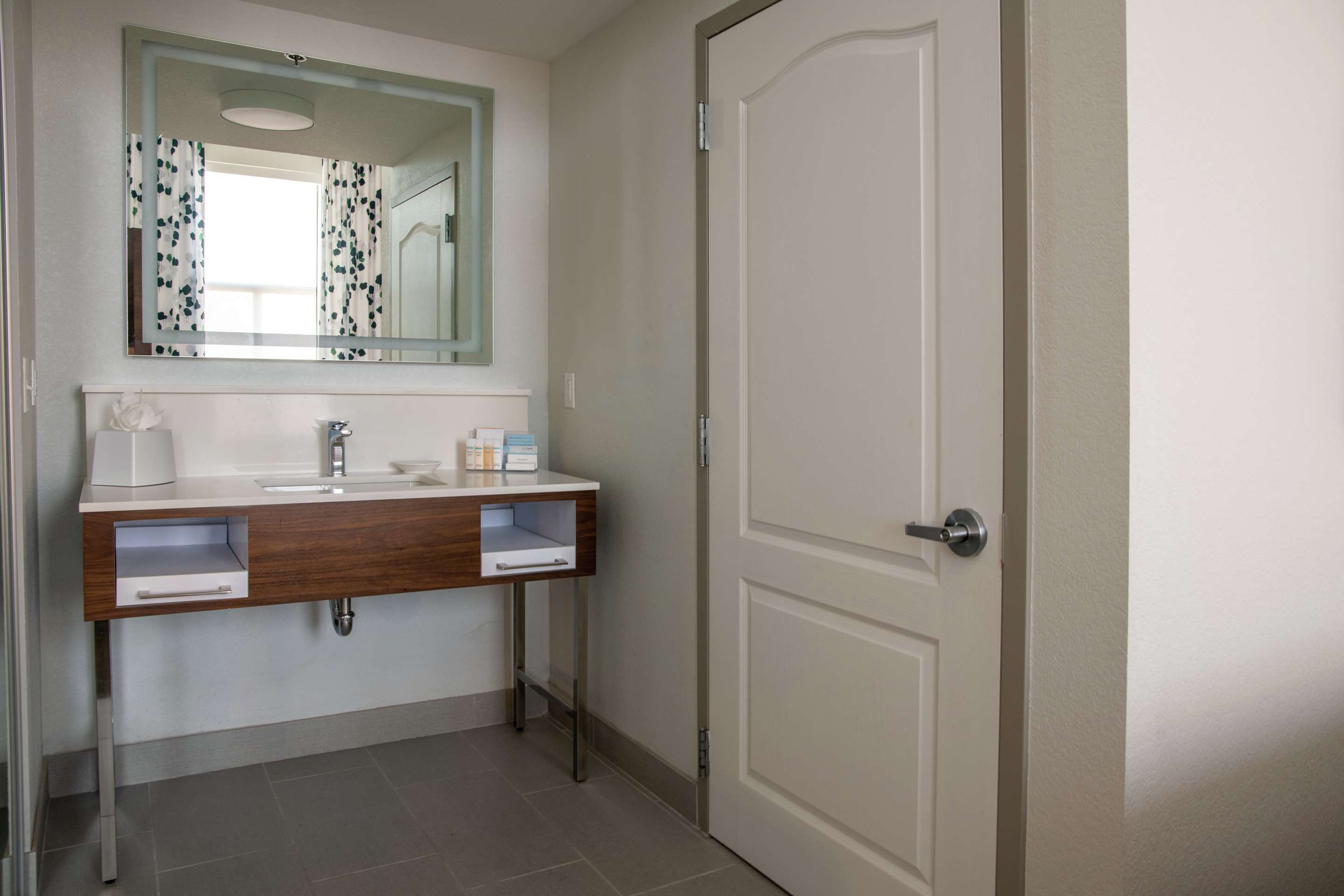 Guest room bath