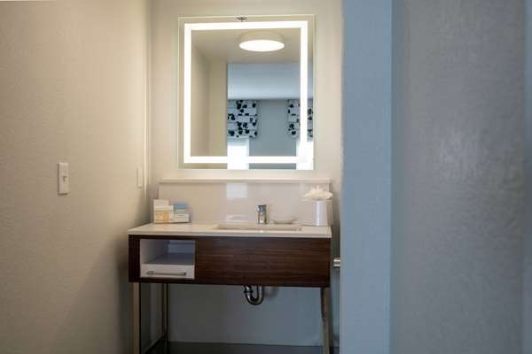  - Hampton Inn & Suites Sherman Oaks - I-405, Exit 64