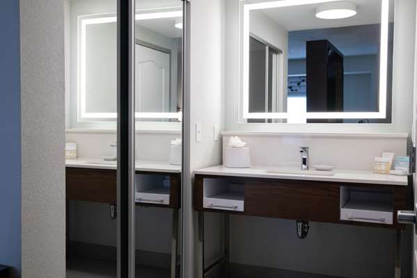  - Hampton Inn & Suites Sherman Oaks - I-405, Exit 64