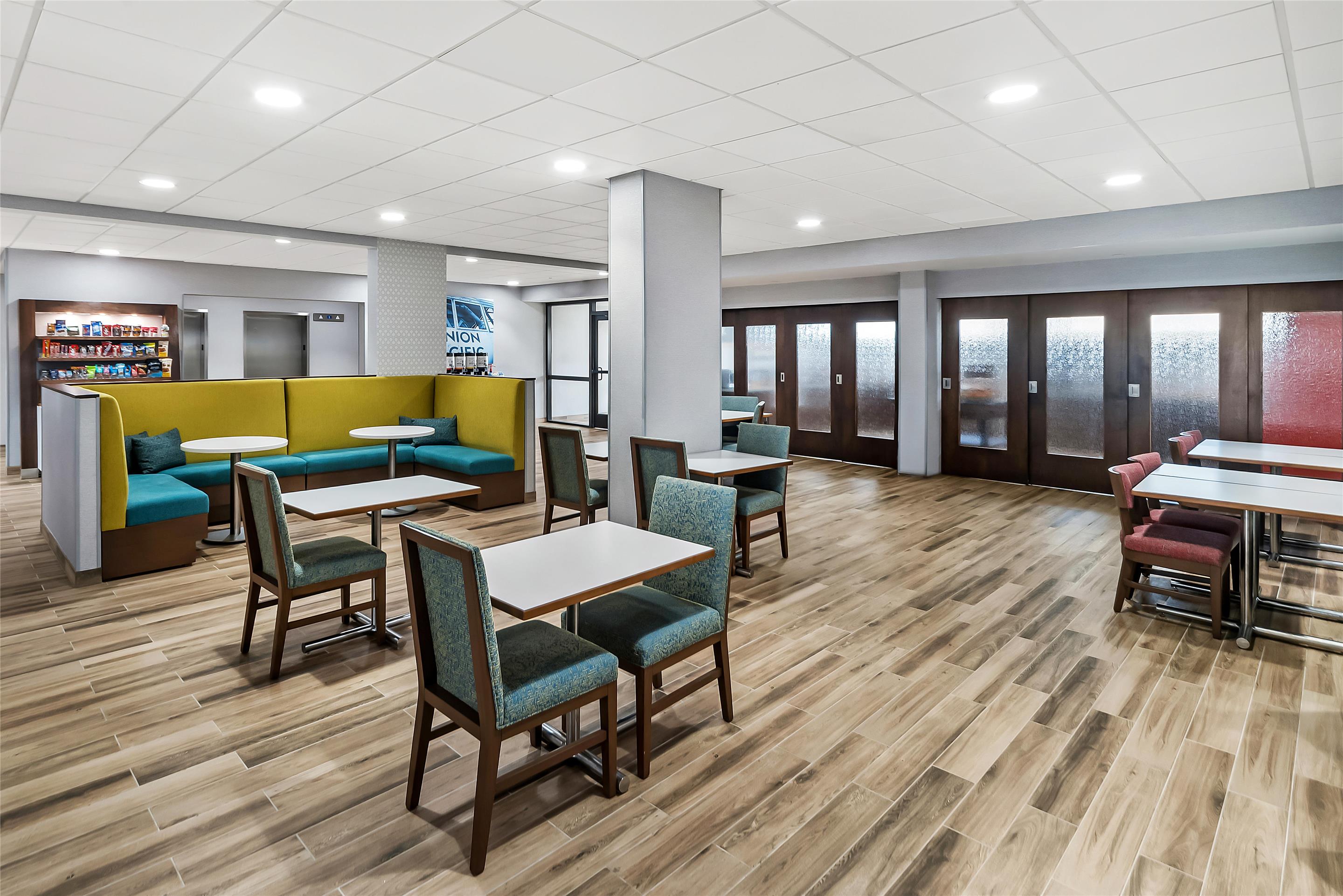 Breakfast Area | Hampton Inn North Platte
