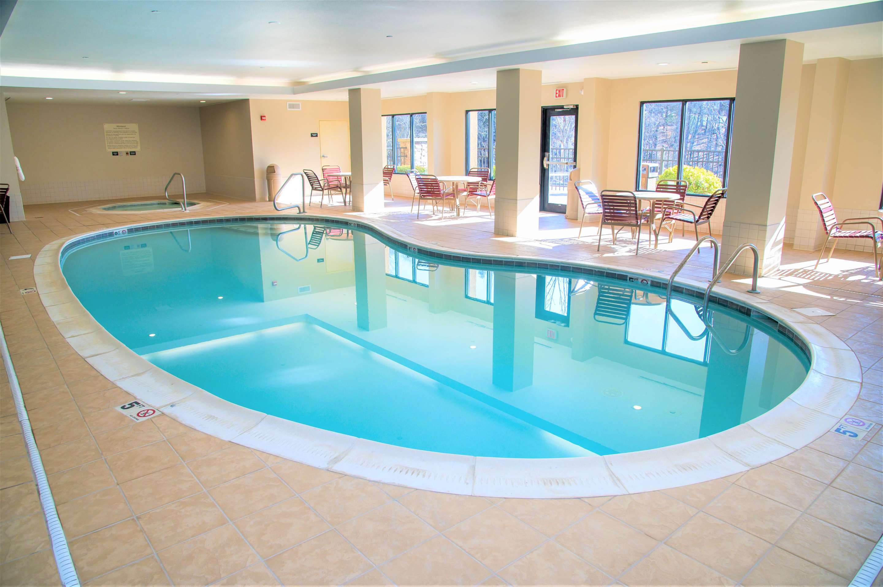 Pool | Hampton Inn Lewisburg