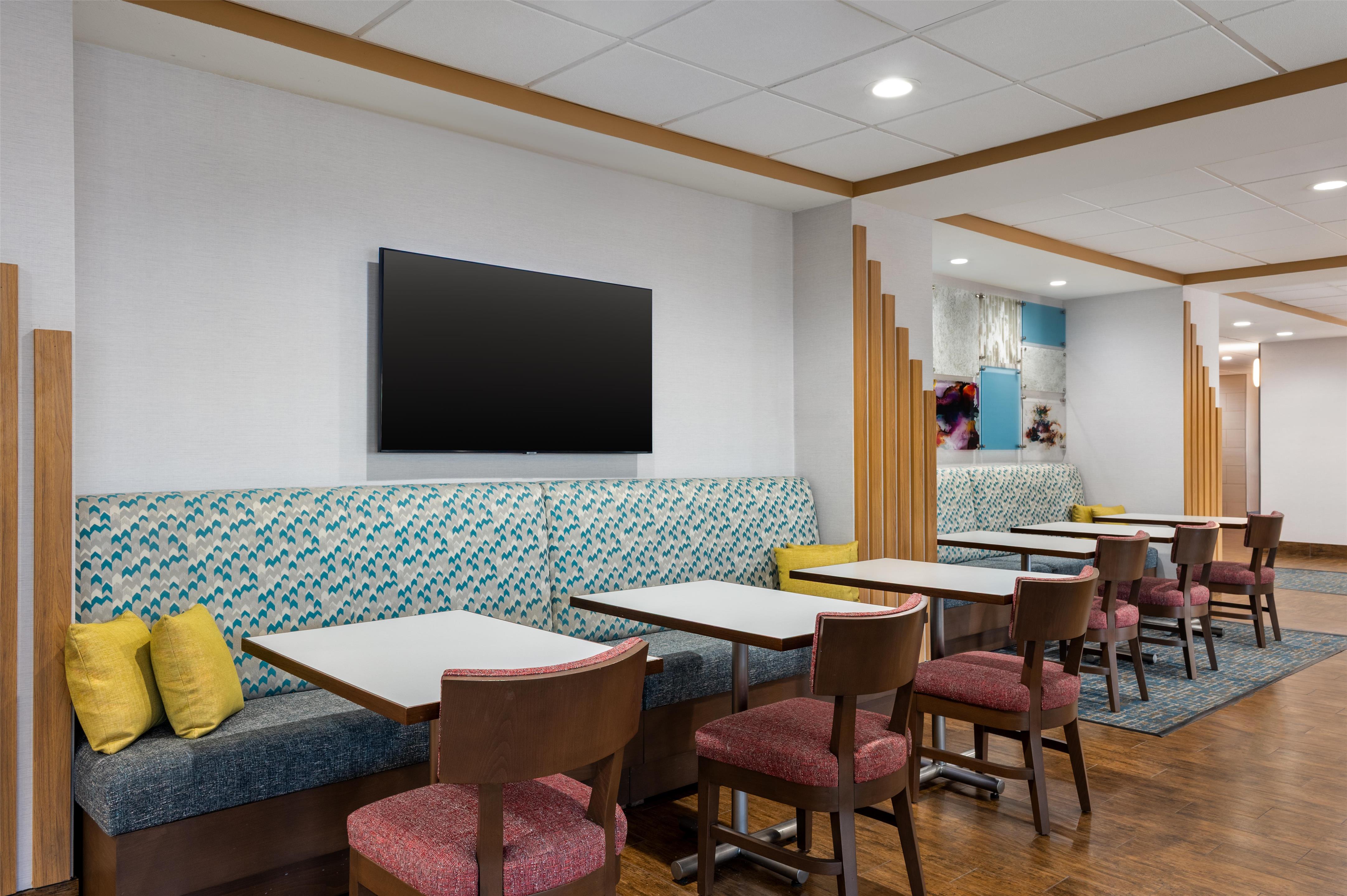 Lobby | Hampton Inn Lake Charles