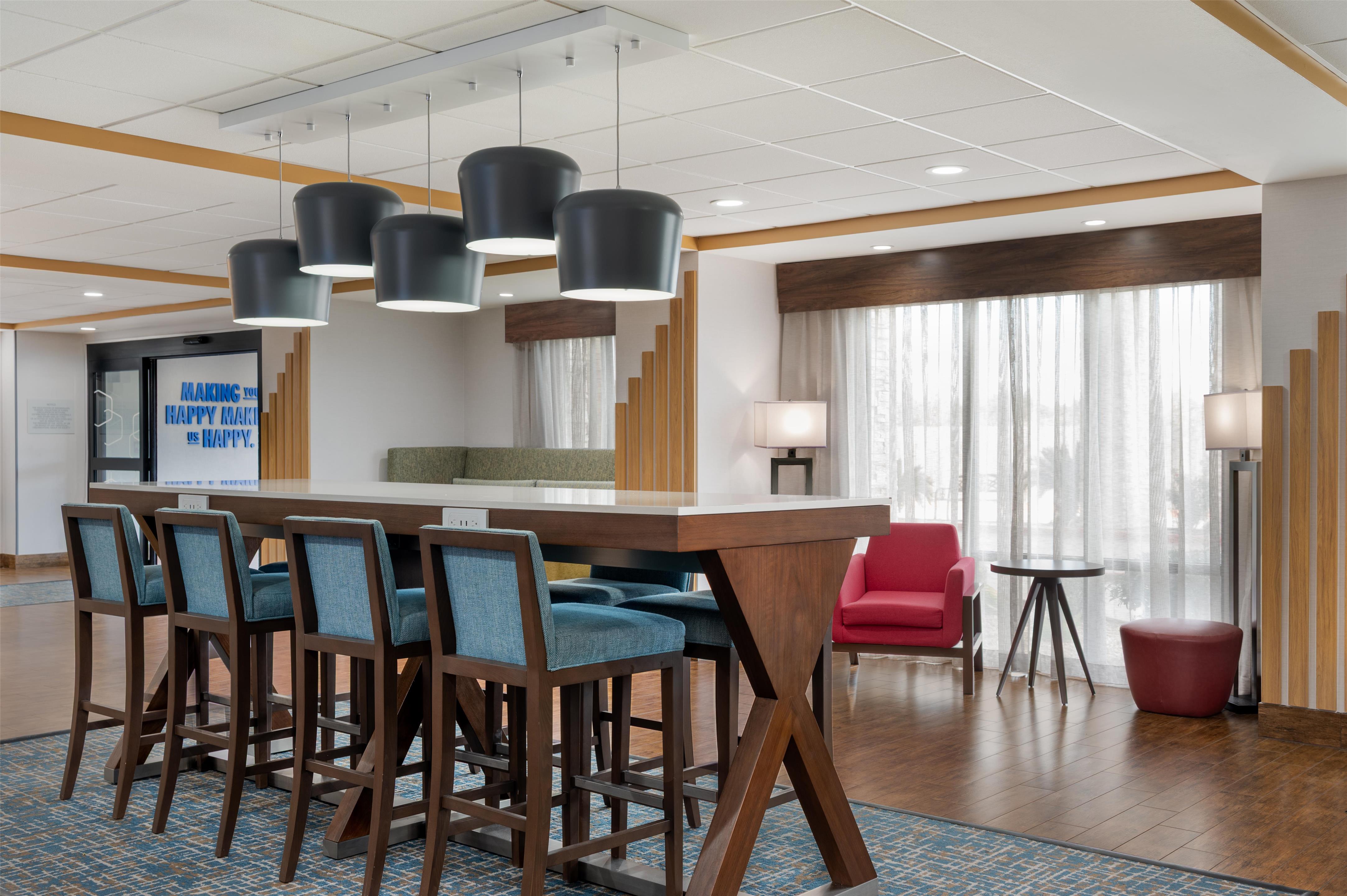 Lobby | Hampton Inn Lake Charles