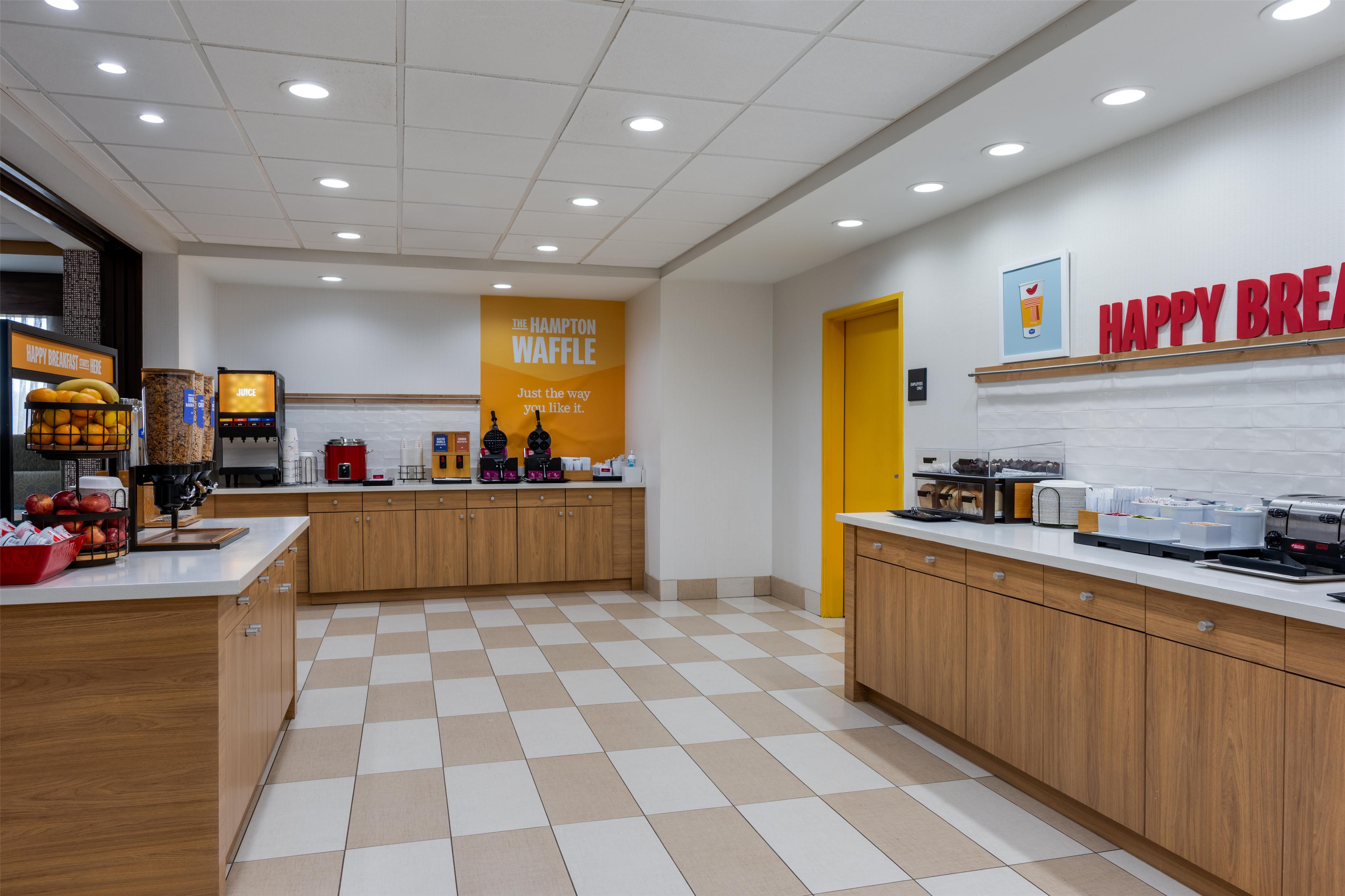 Breakfast Area | Hampton Inn Lake Charles