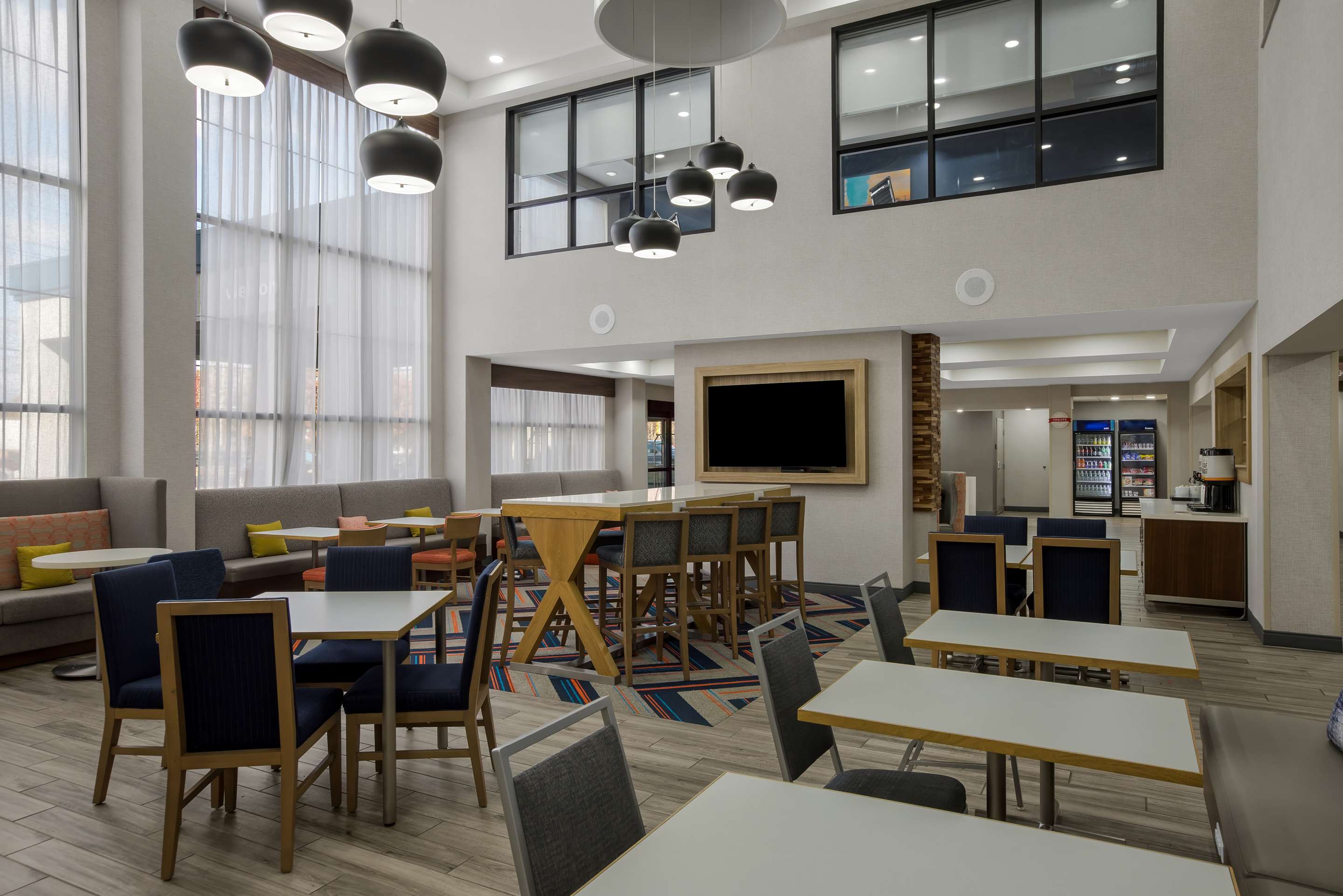 Lobby | Hampton Inn Linden