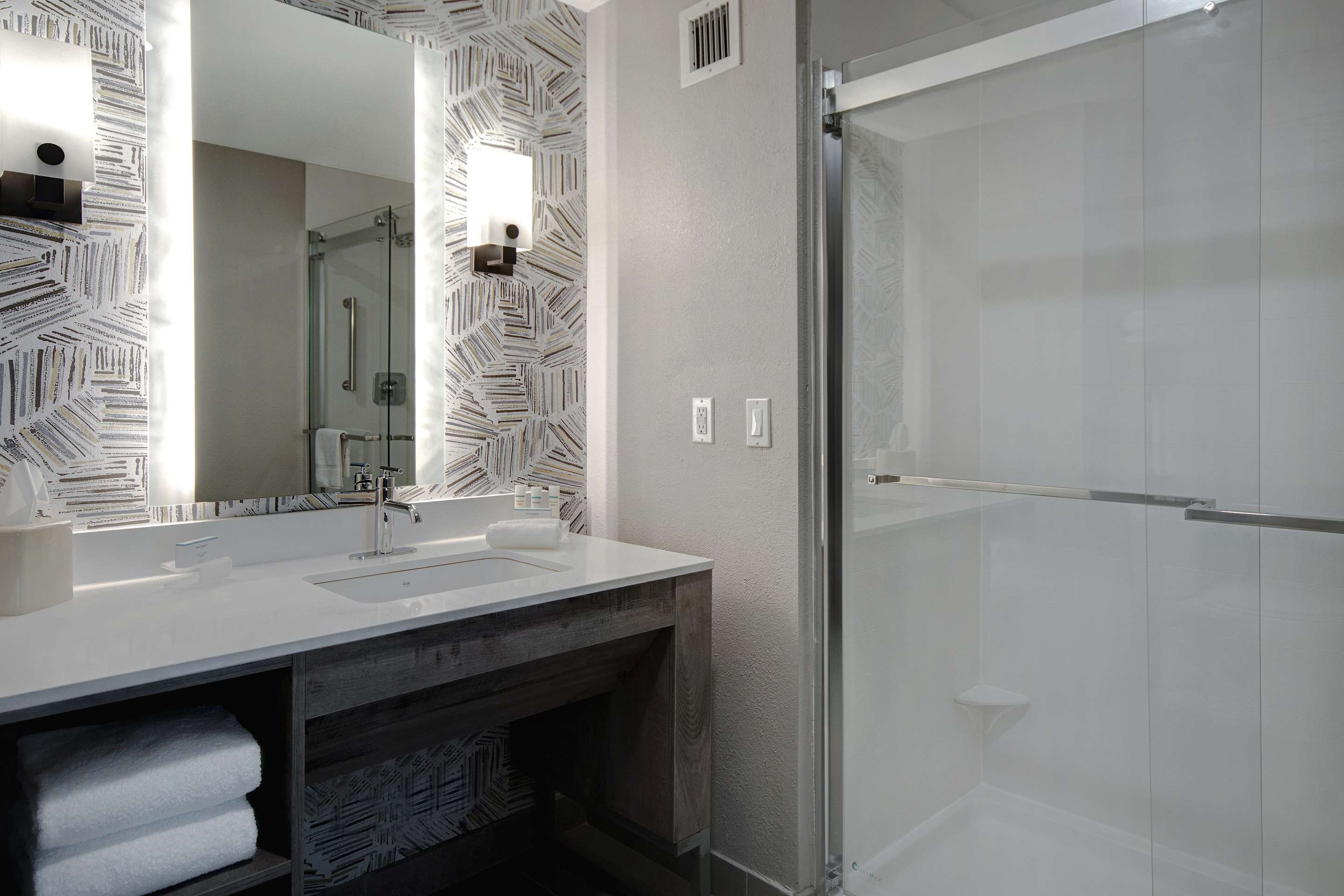 Guest room bath