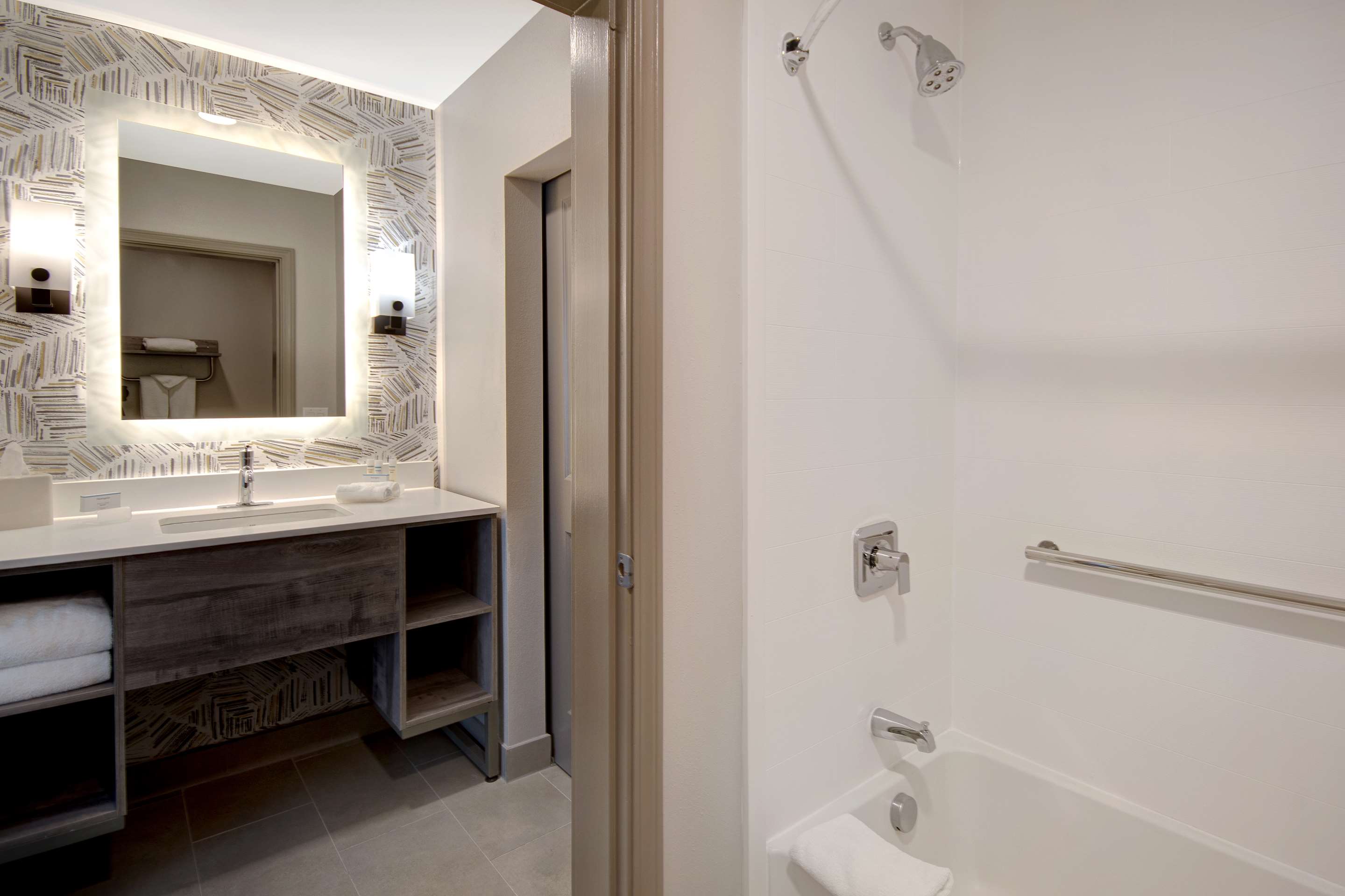 Guest room bath