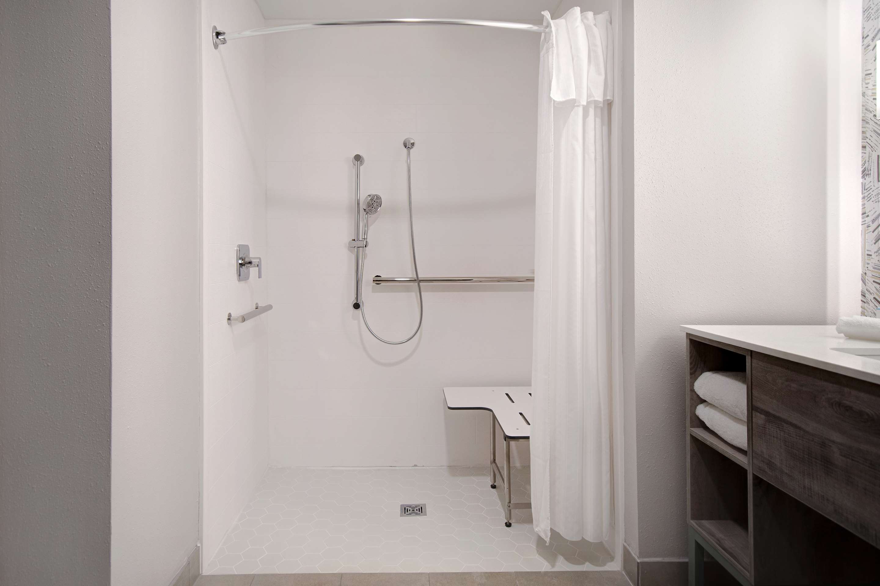 Guest room bath
