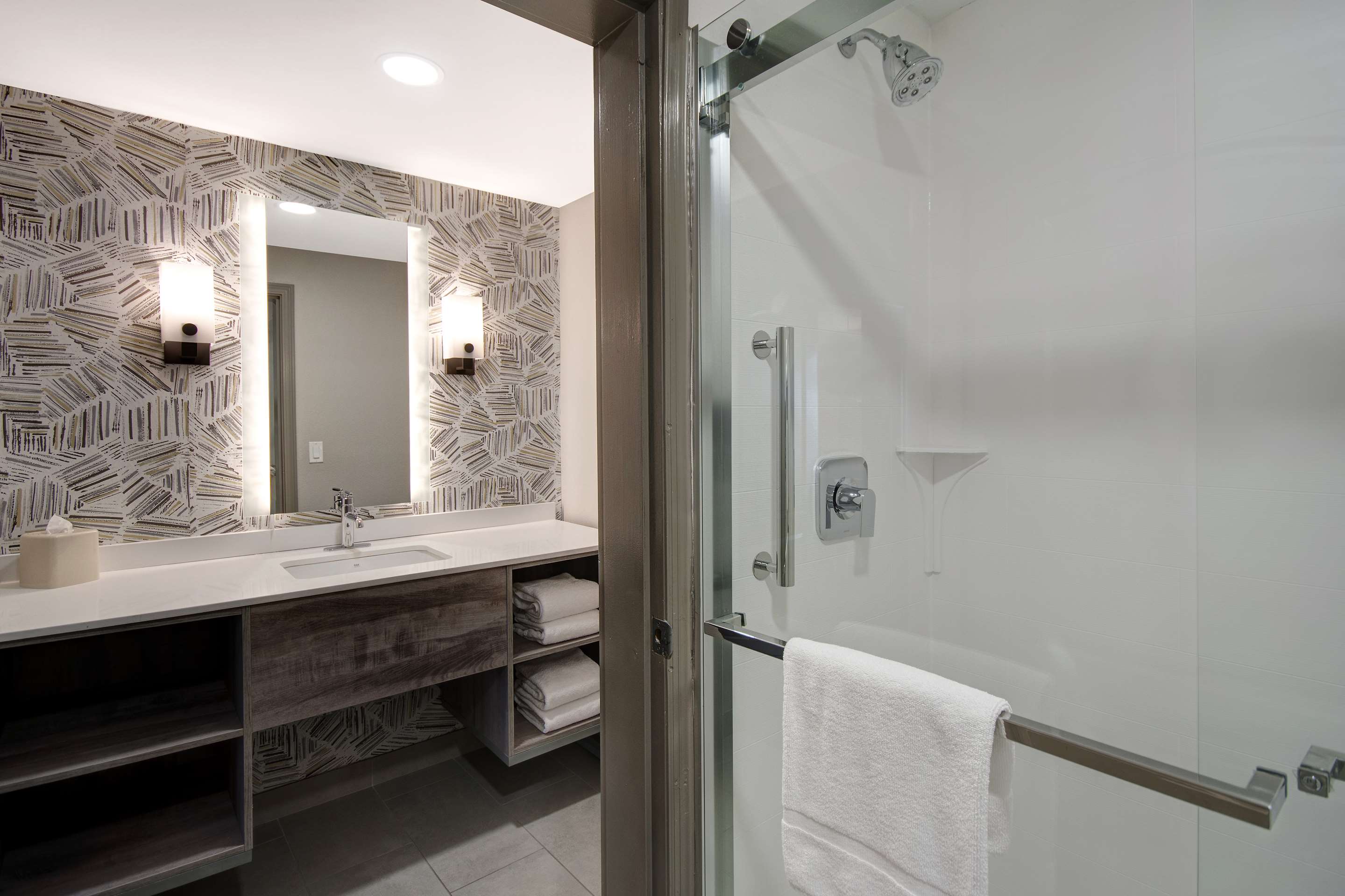 Guest room bath