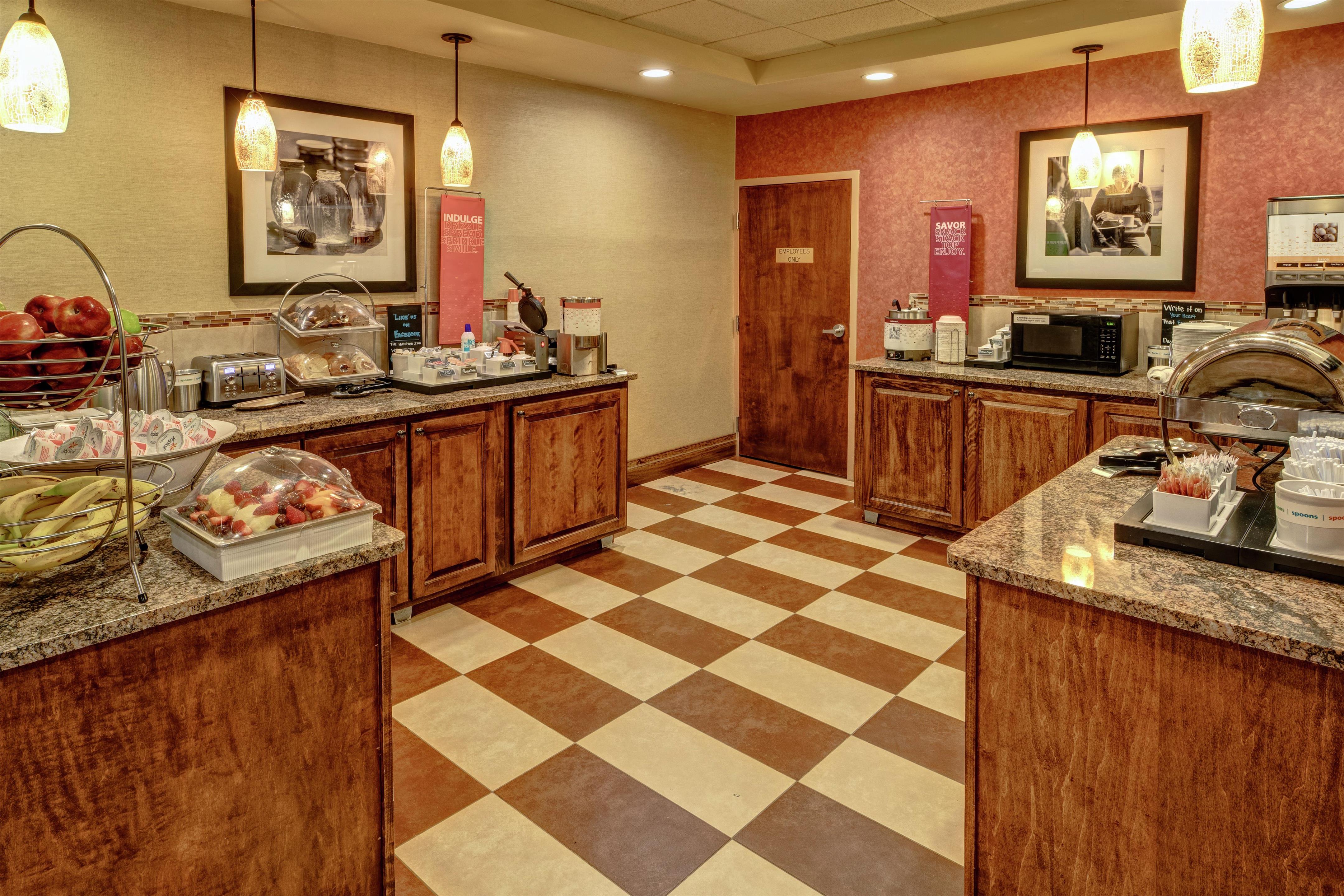 Breakfast Area | Hampton Inn Winchester
