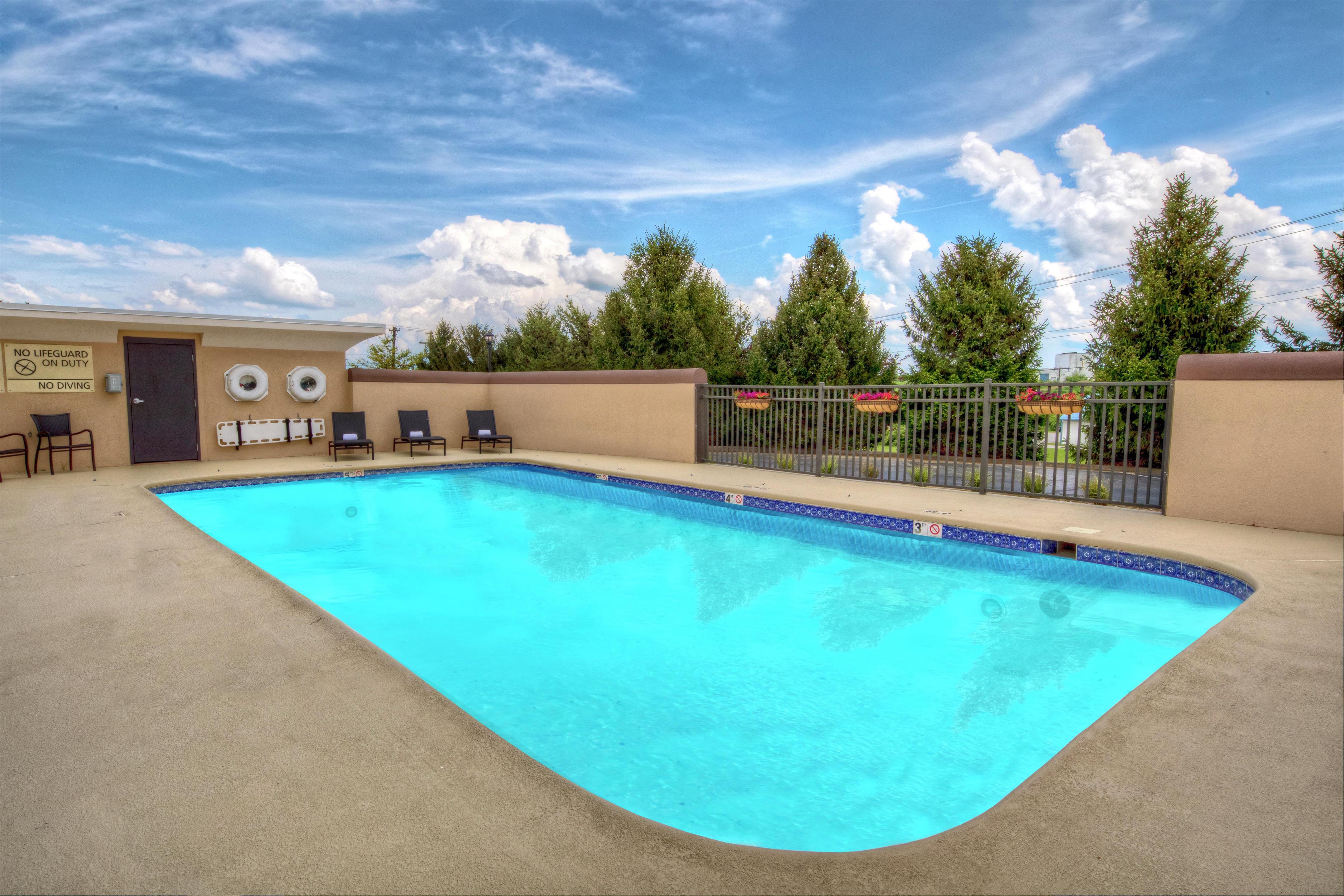 Pool | Hampton Inn Winchester