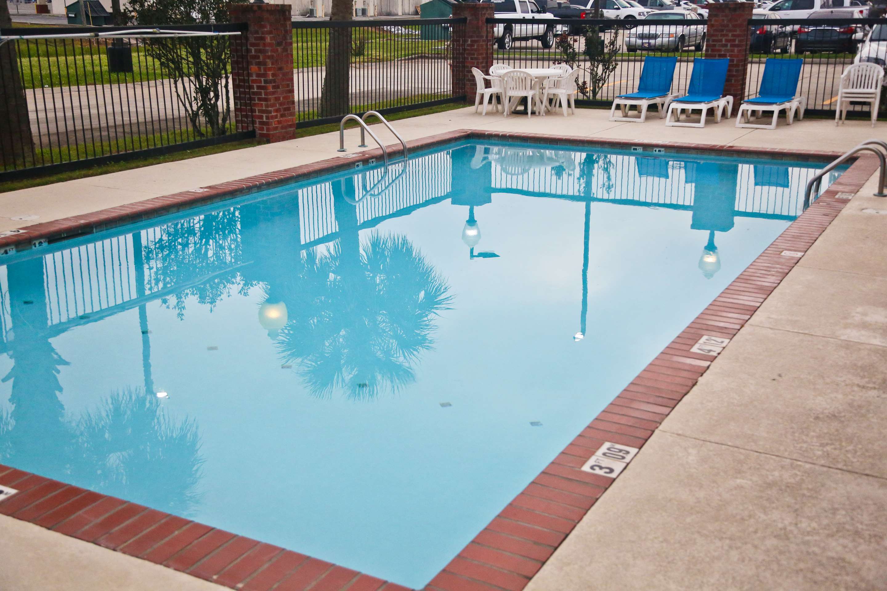 Pool | Hampton Inn & Suites Jennings