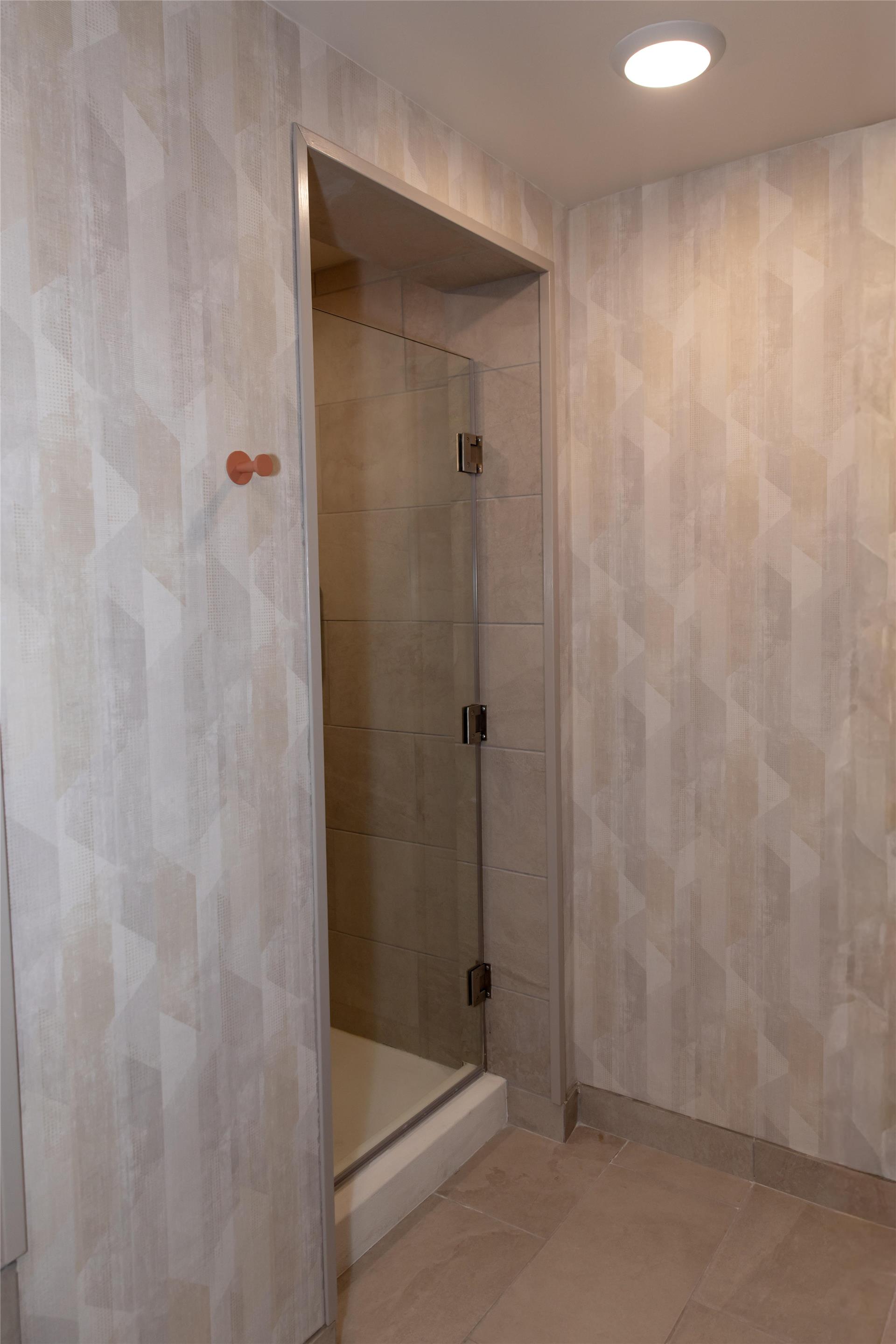 Guest room bath