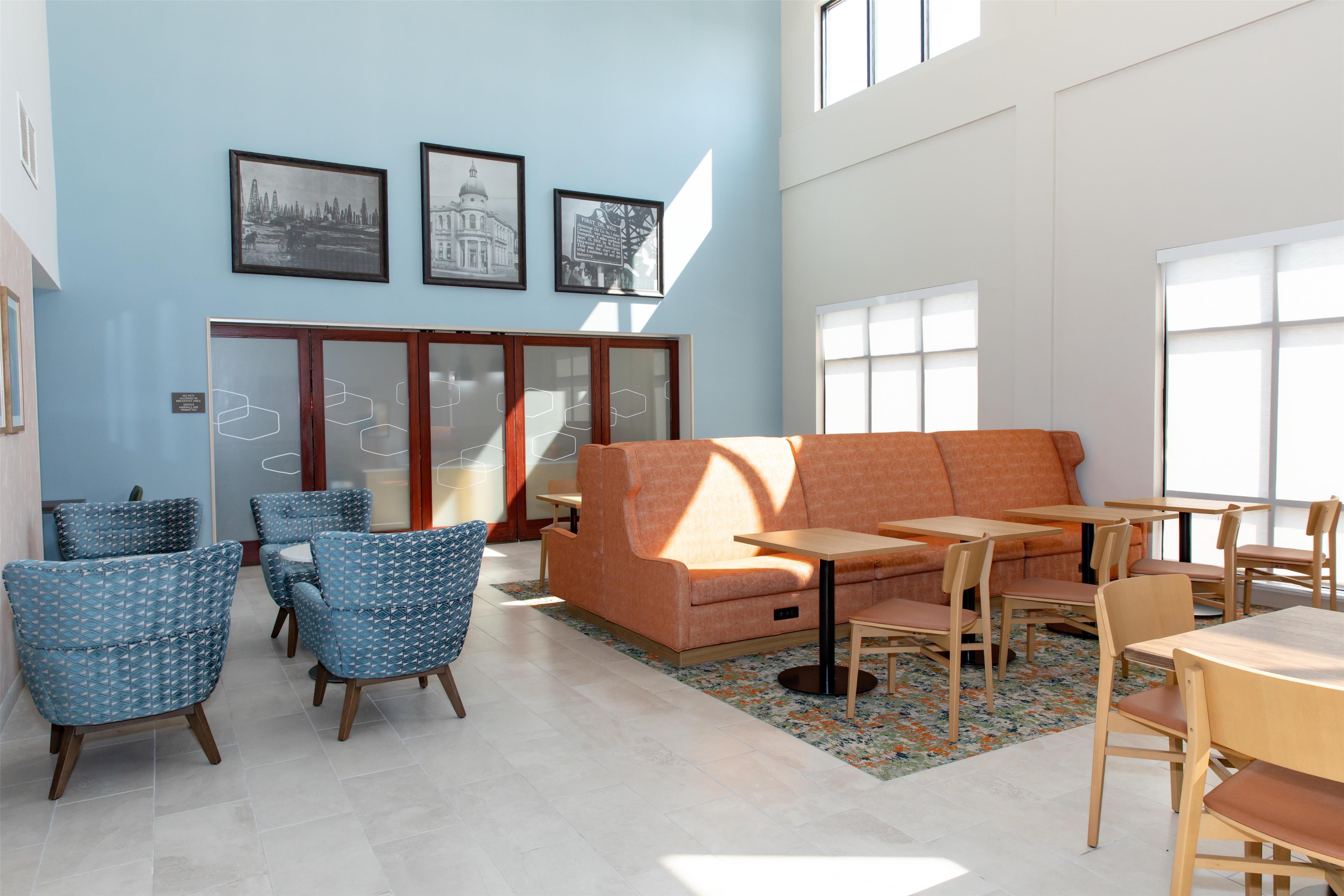 Breakfast Area | Hampton Inn & Suites Jennings