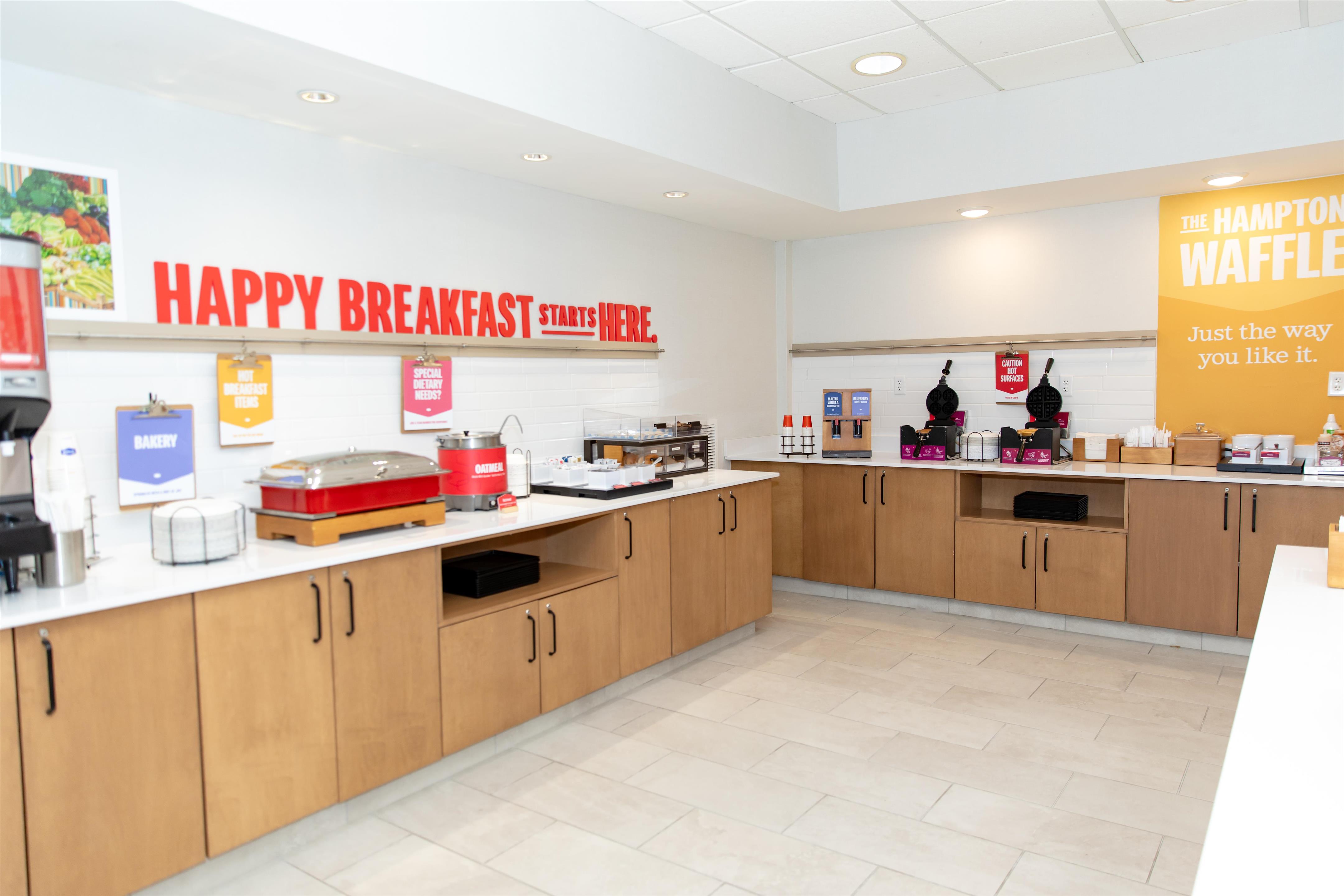 Breakfast Area | Hampton Inn & Suites Jennings