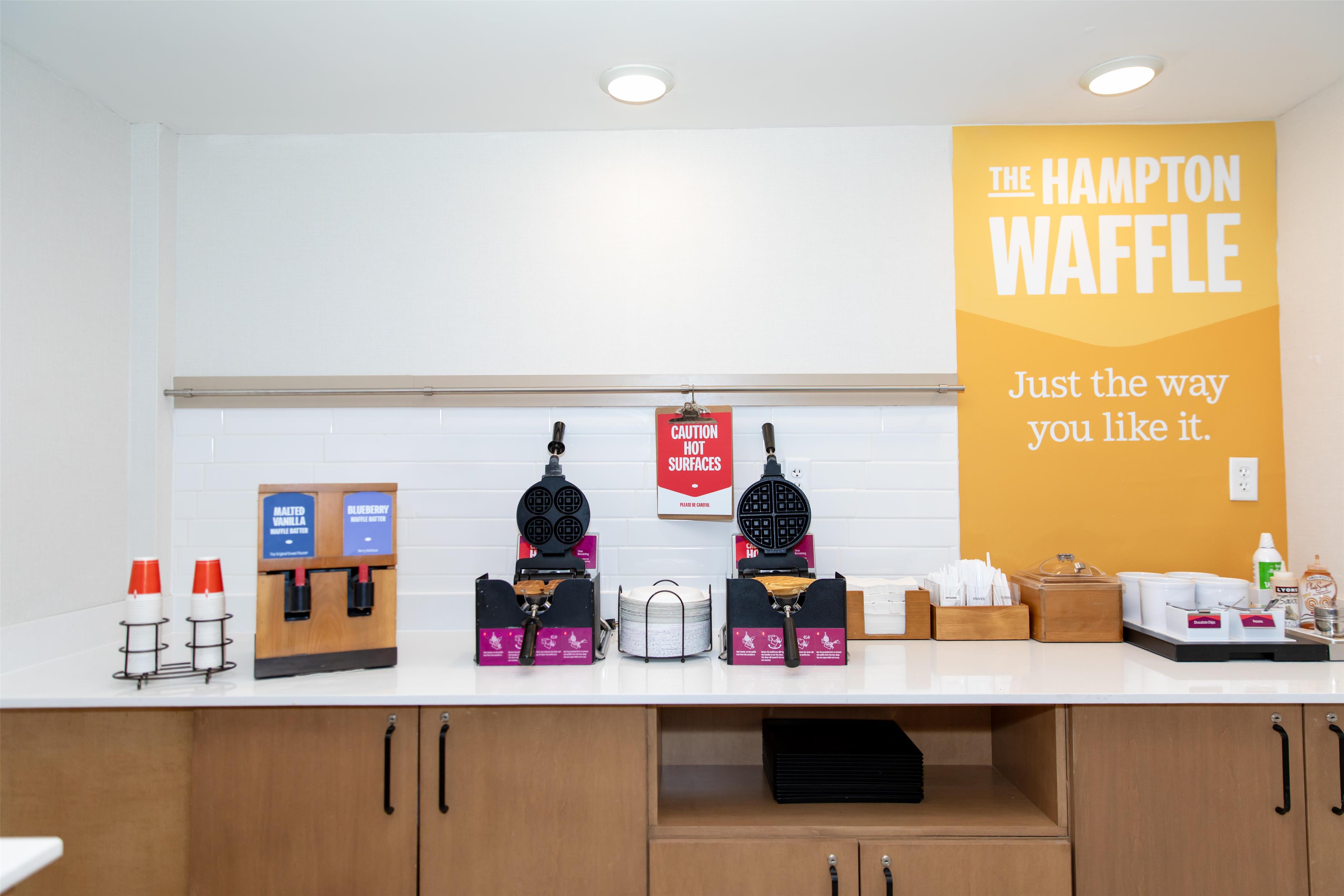 Breakfast Area | Hampton Inn & Suites Jennings