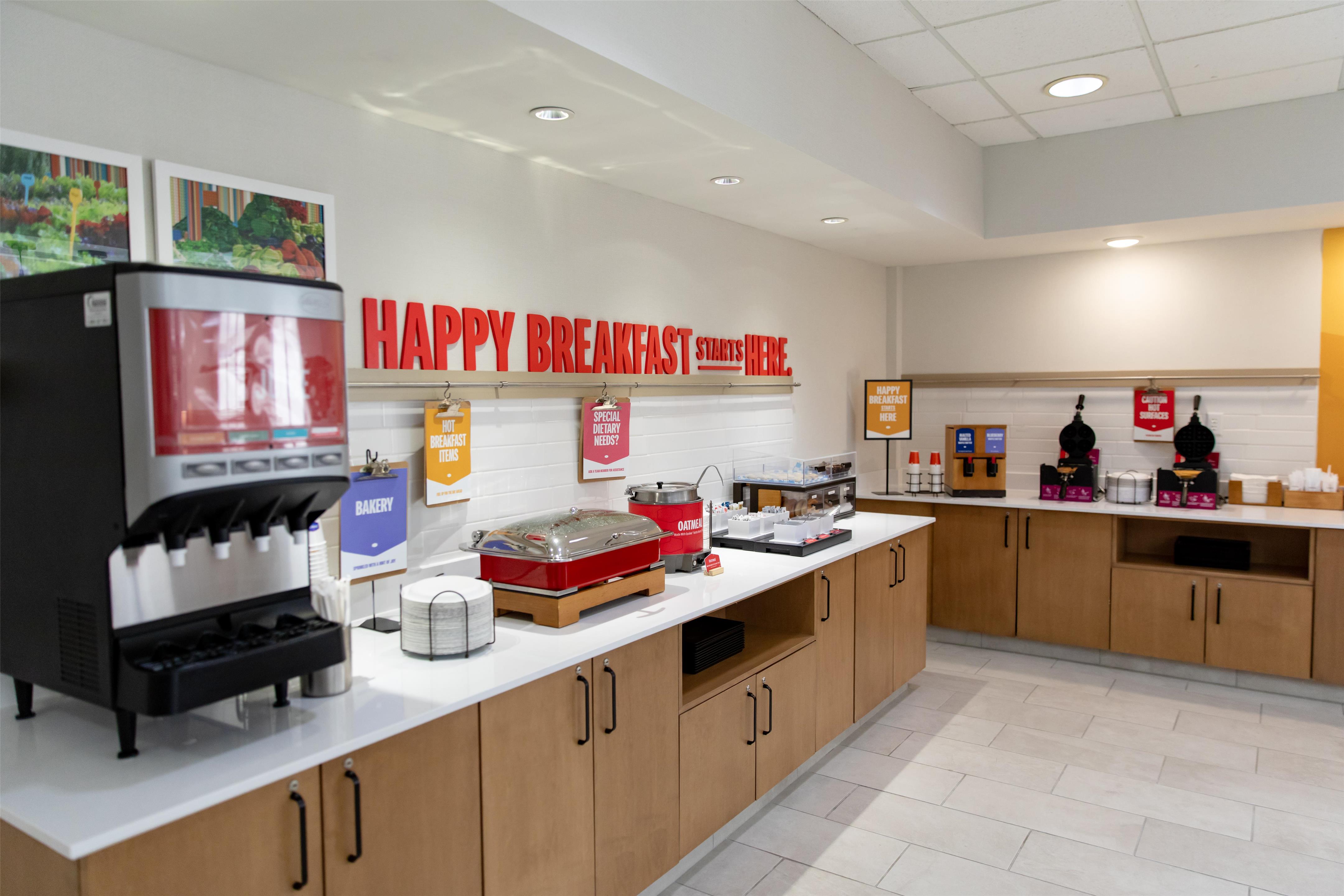 Breakfast Area | Hampton Inn & Suites Jennings