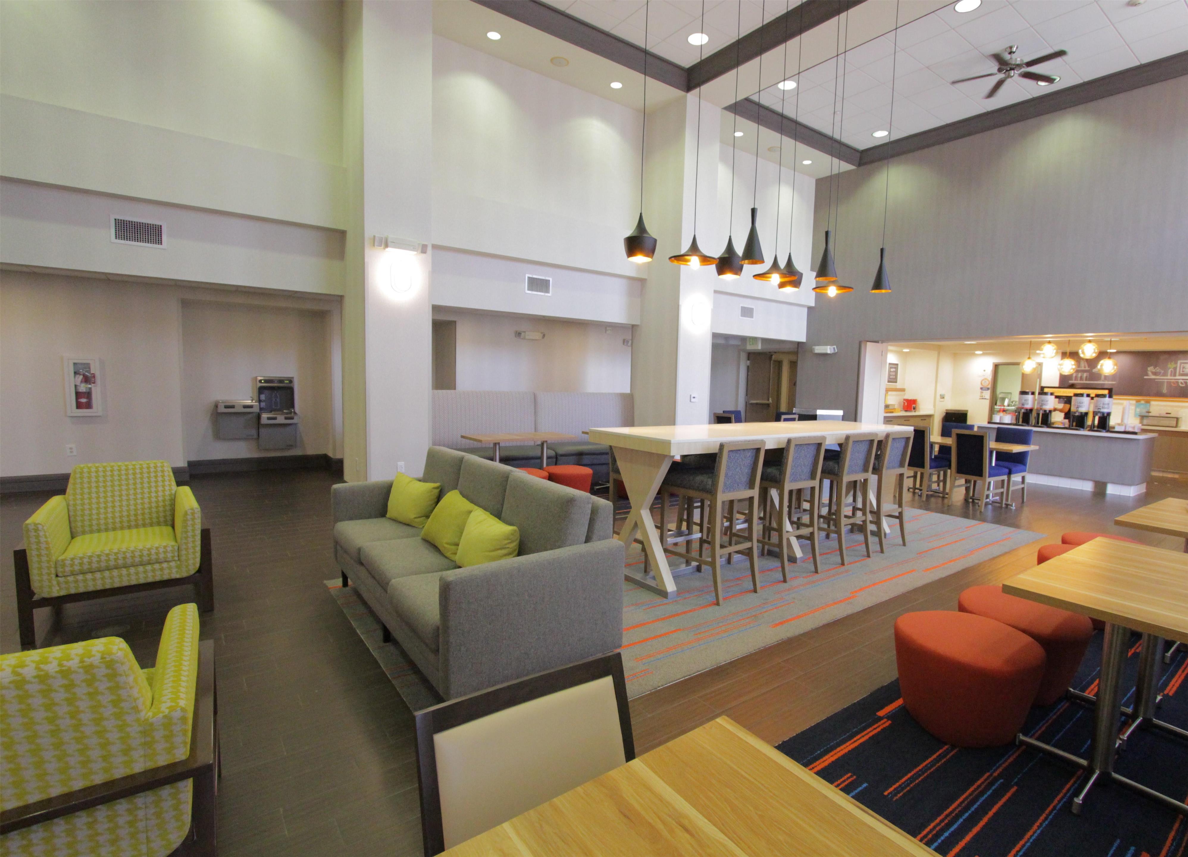 Lobby | Hampton Inn & Suites Seal Beach