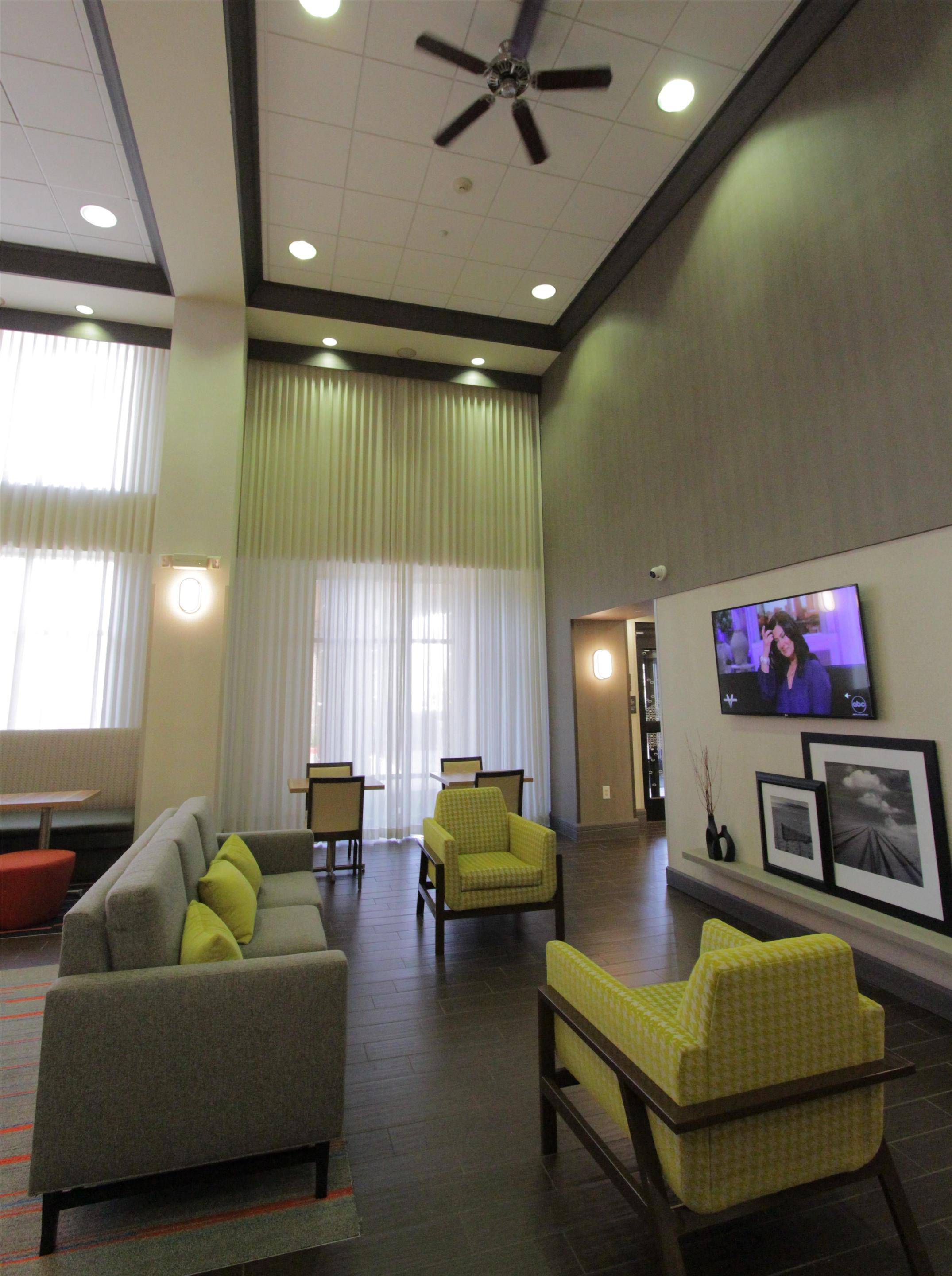 Lobby | Hampton Inn & Suites Seal Beach