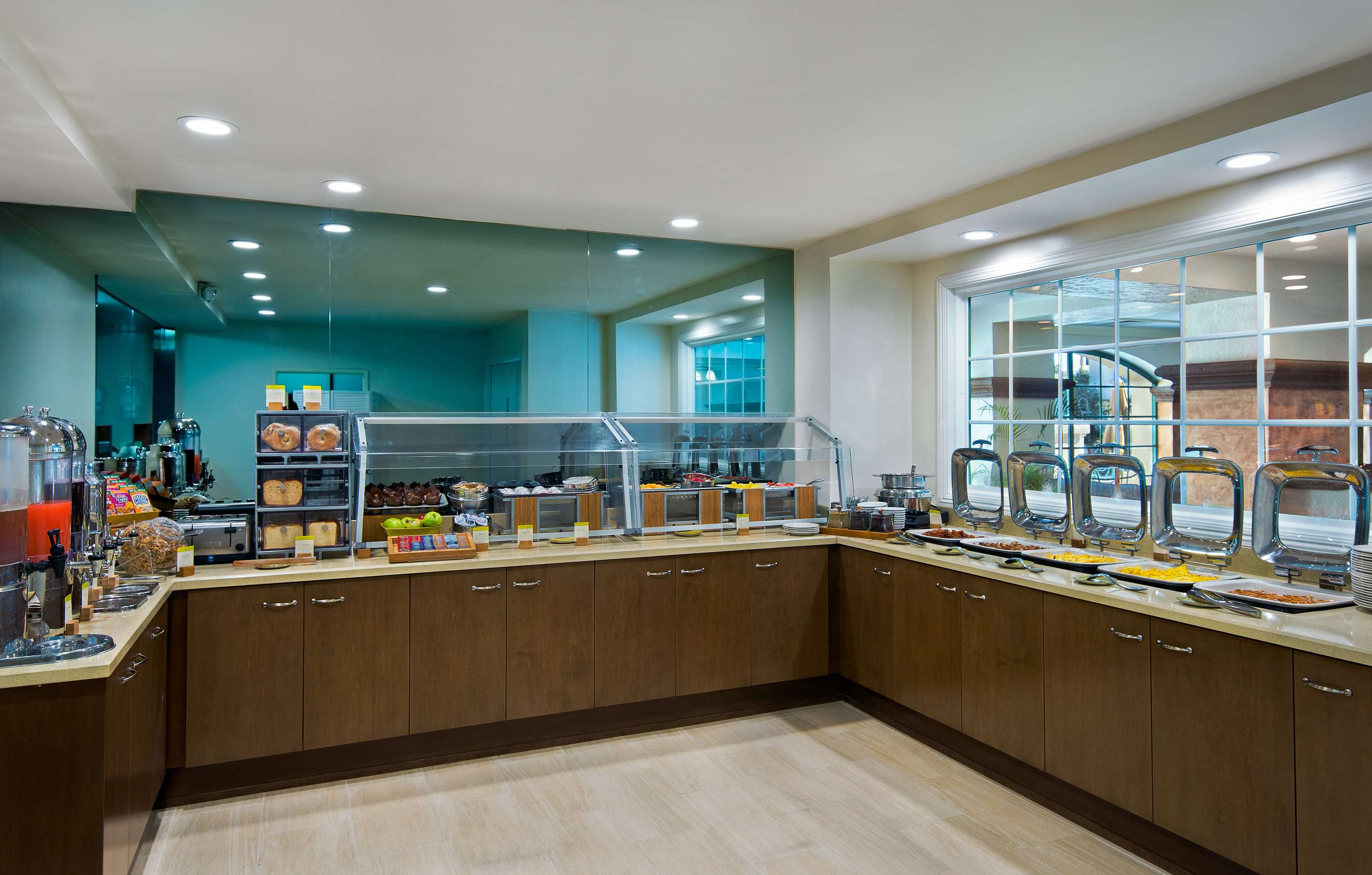 Restaurant | DoubleTree by Hilton San Pedro - Port of Los Angeles