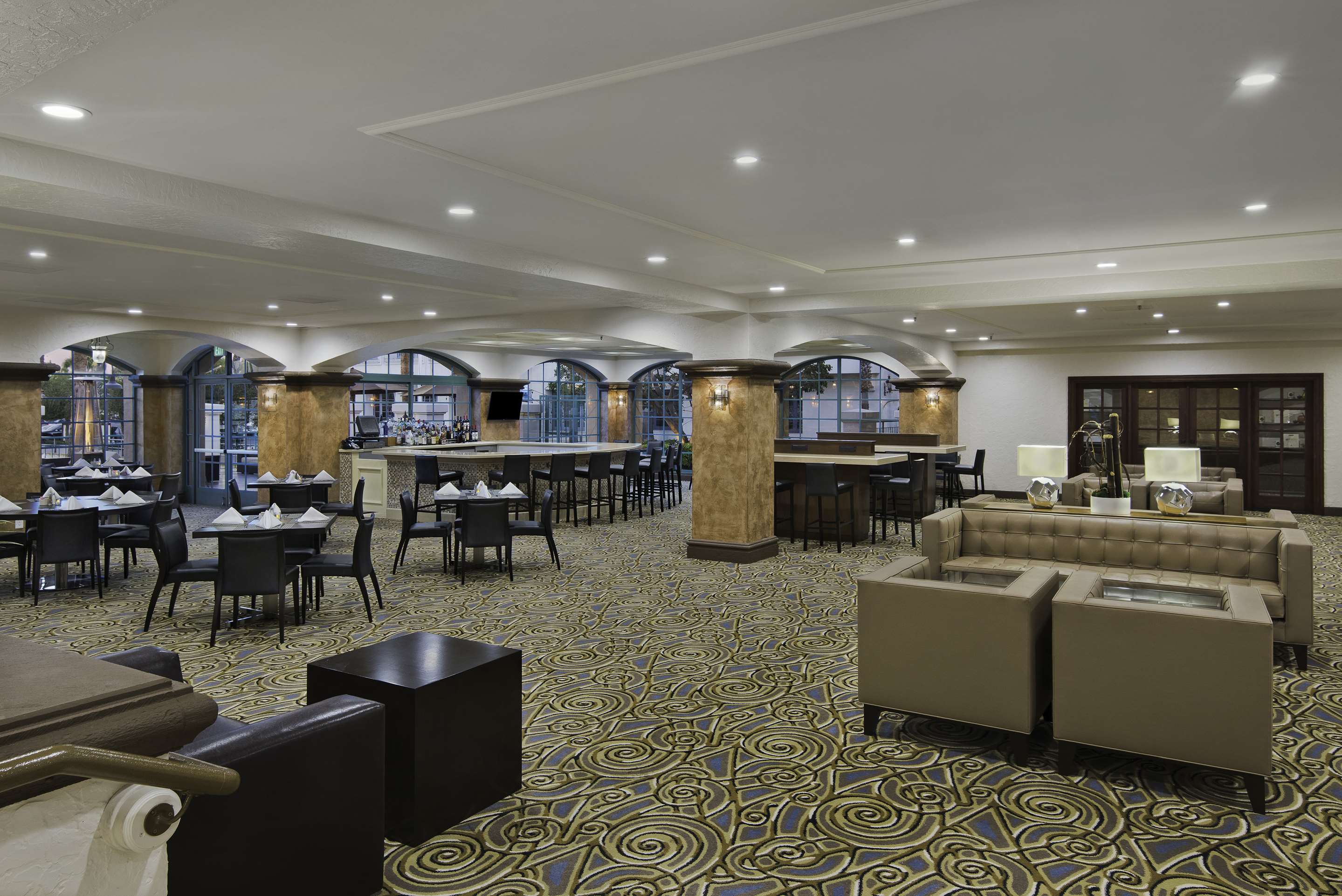 BarLounge | DoubleTree by Hilton San Pedro - Port of Los Angeles