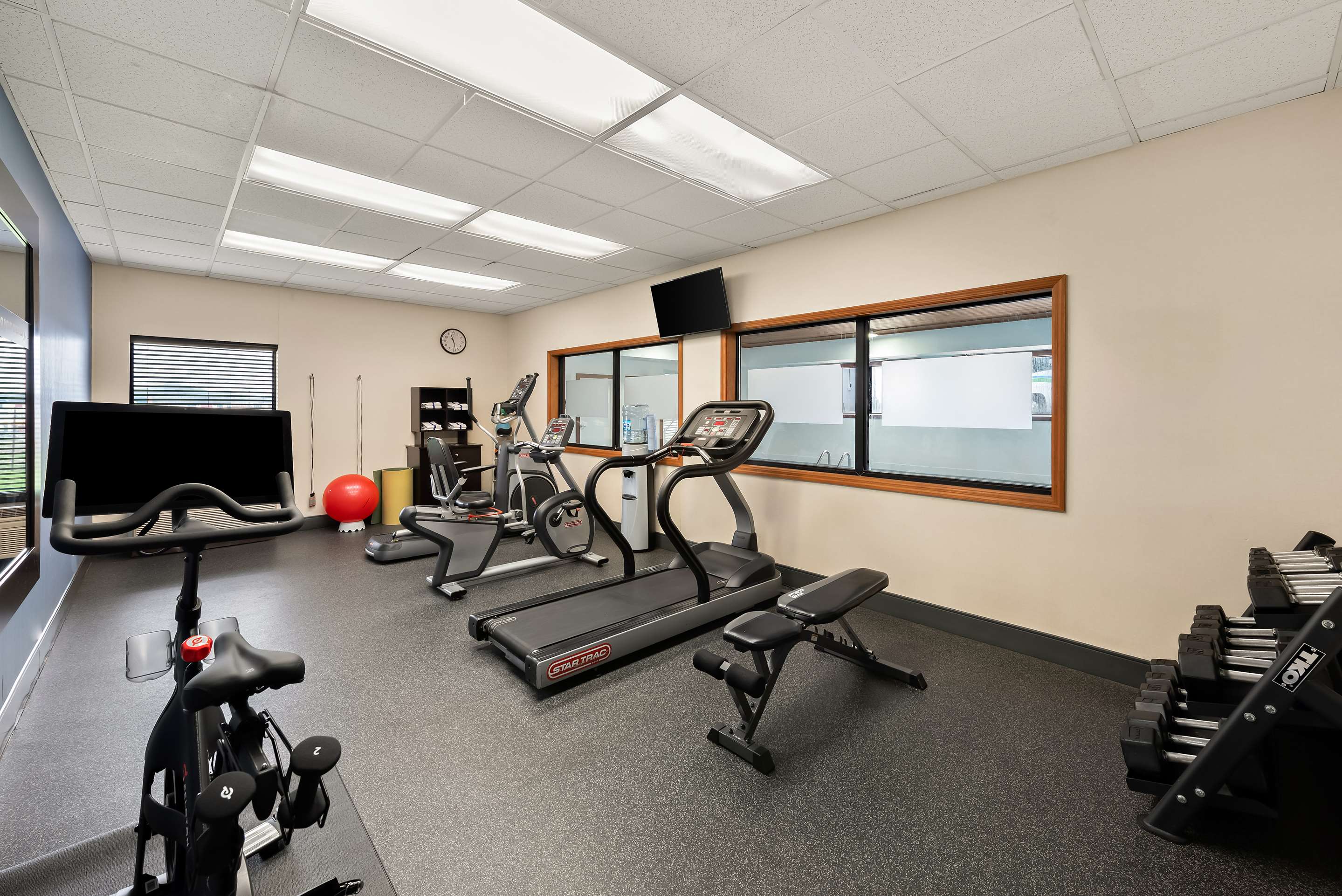 Health club fitness center gym | Hampton Inn Lancaster