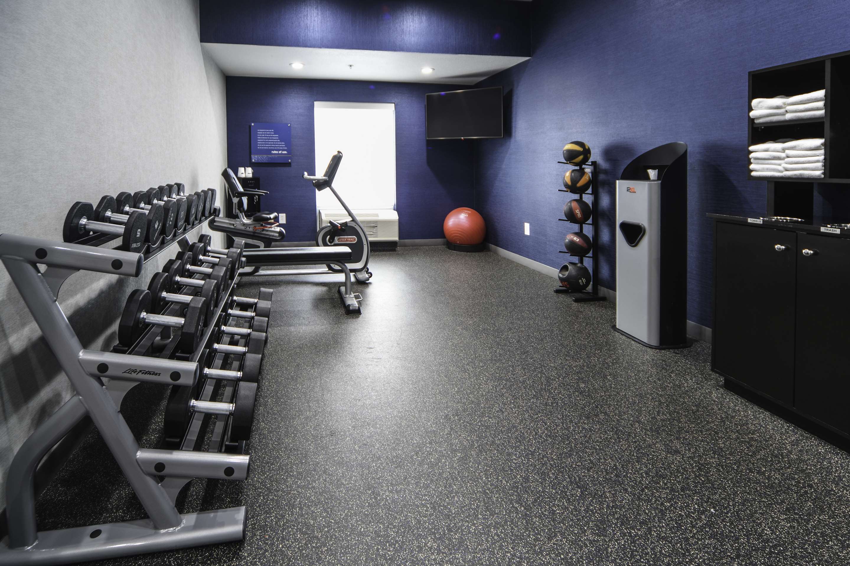 Health club fitness center gym | Hampton Inn Bryant