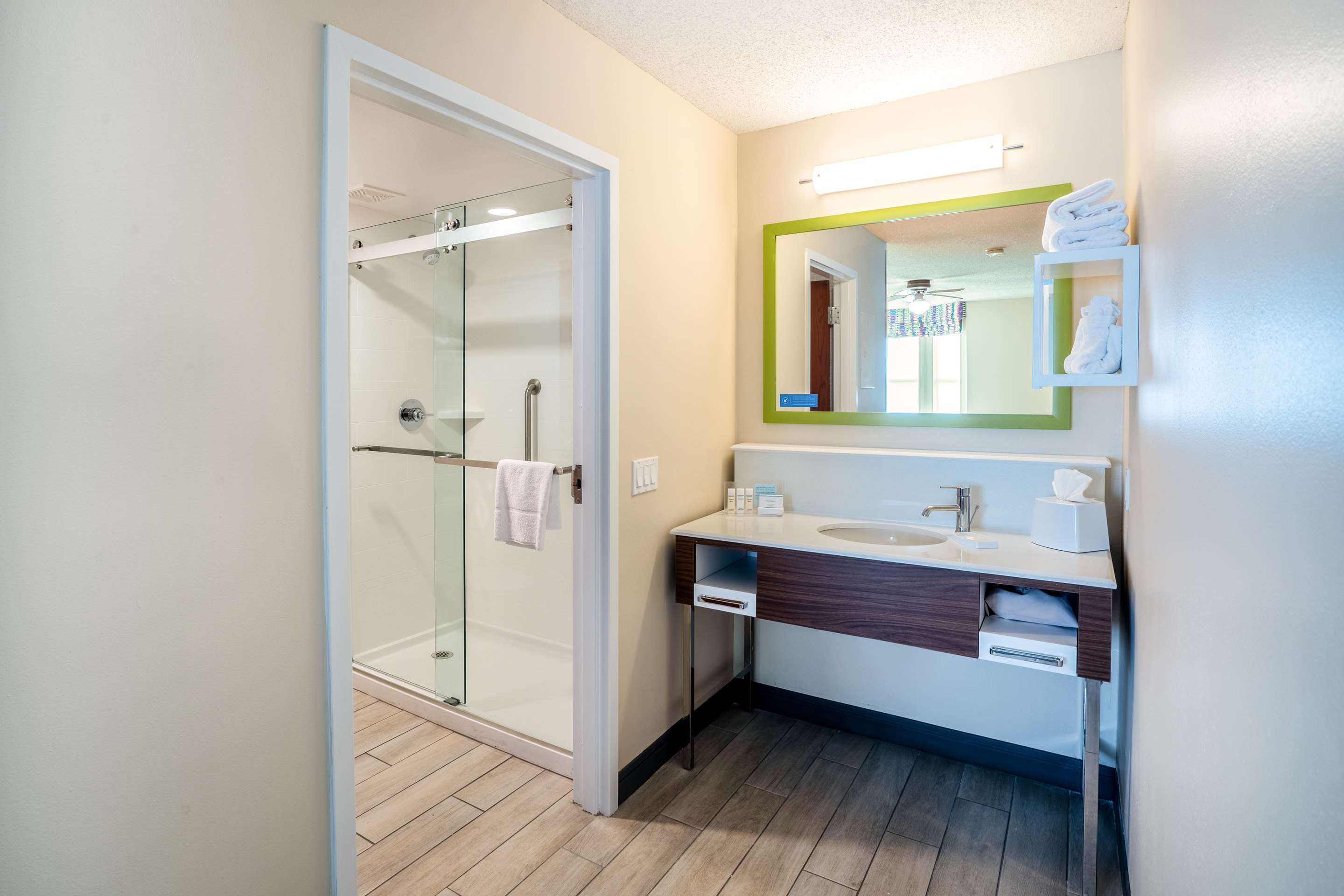 Guest room bath
