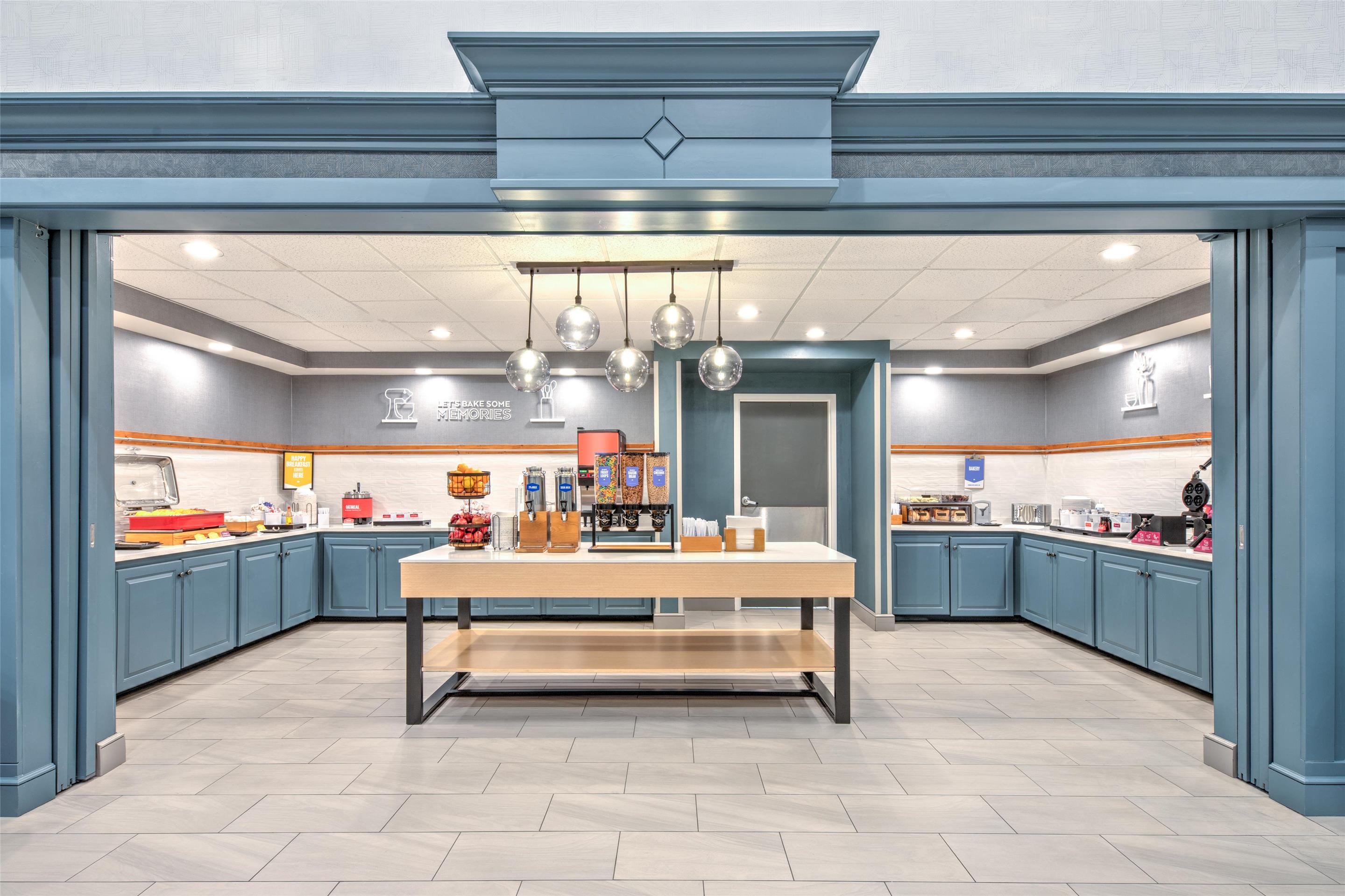 Breakfast Area | Hampton Inn & Suites by Hilton West Little Rock