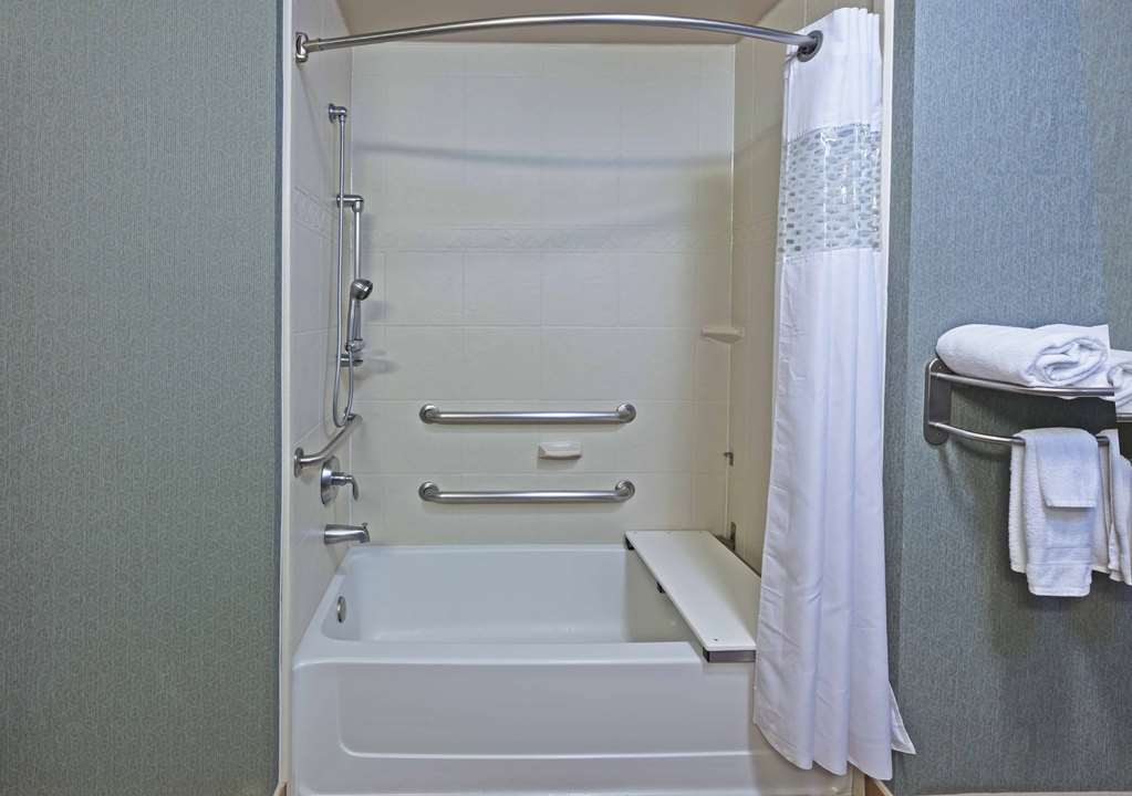 Hampton Inn and Suites Lake Jackson Clute - Tap to explore photos