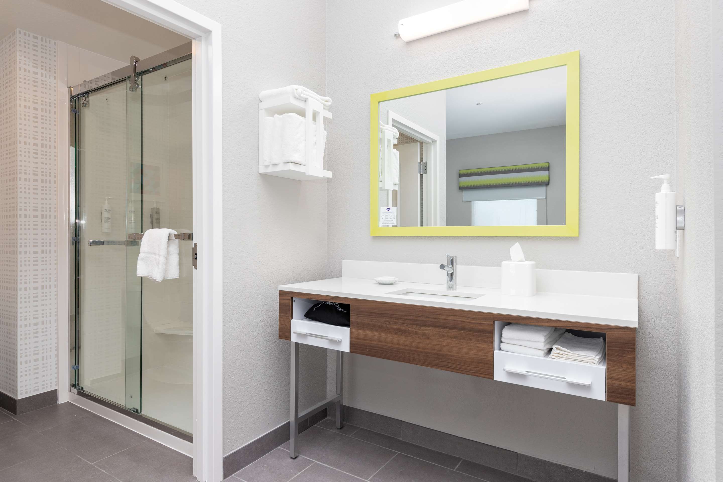 Guest room bath