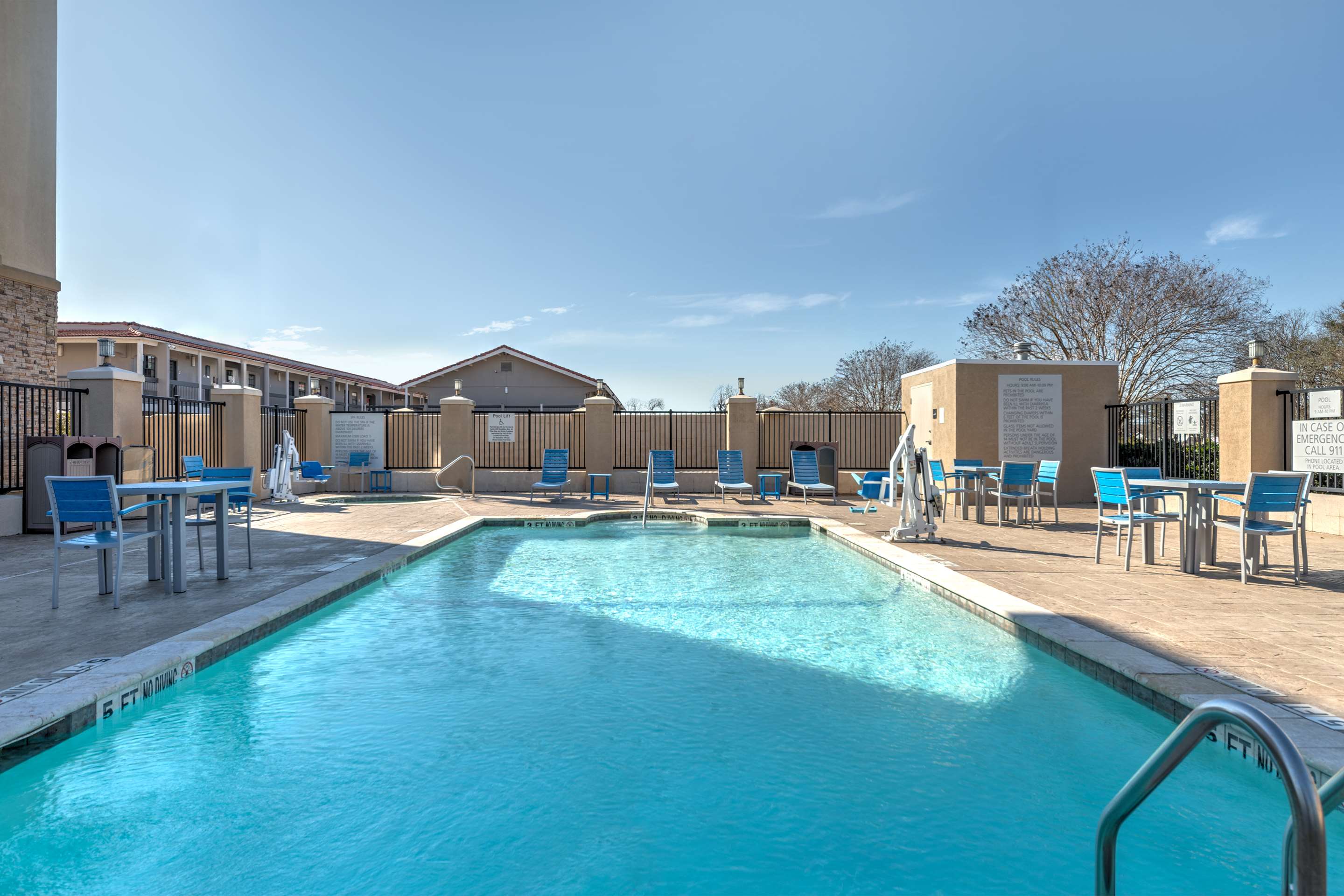 Pool | Hampton Inn & Suites Lake Jackson-Clute