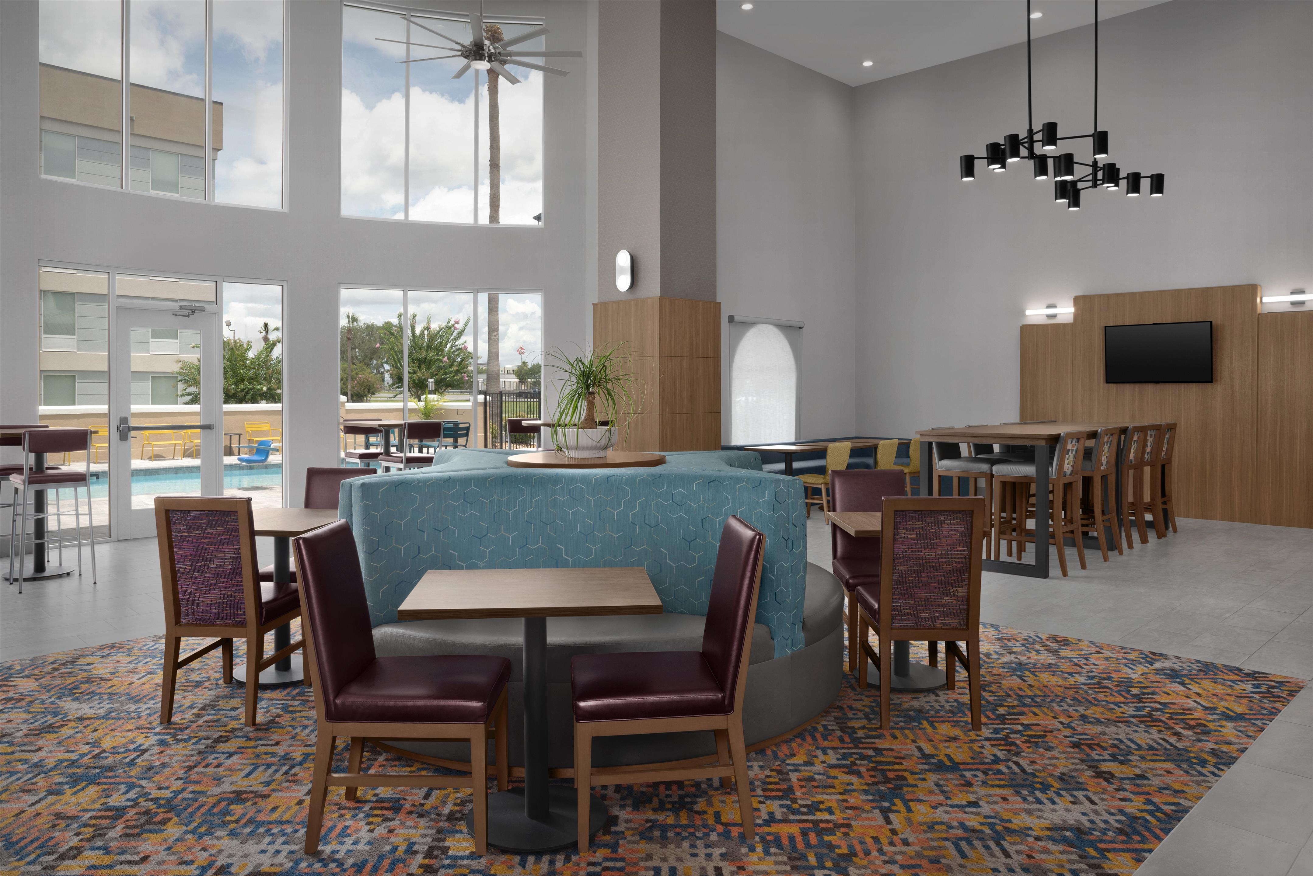 Lobby | Hampton Inn & Suites Lake City