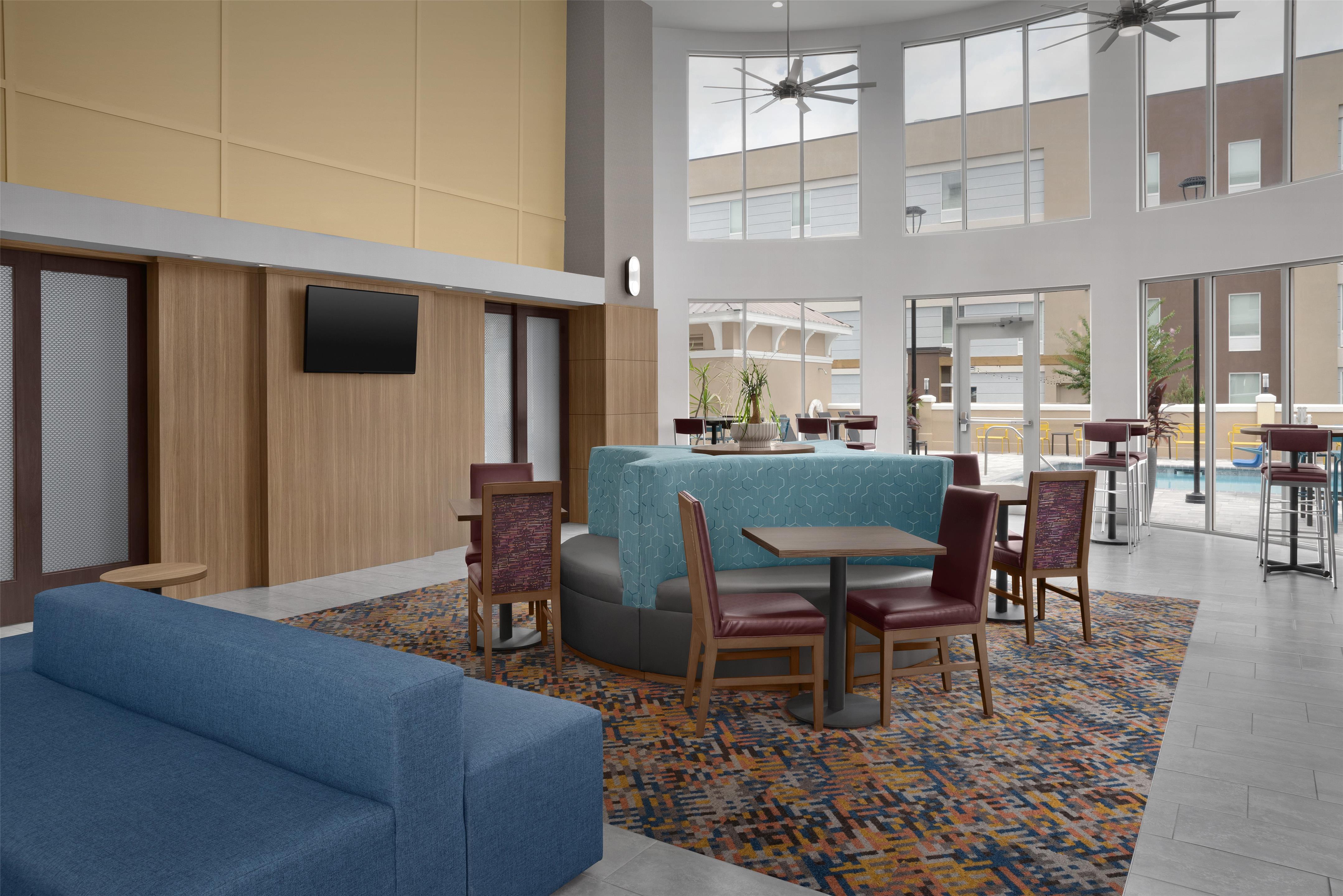 Lobby | Hampton Inn & Suites Lake City
