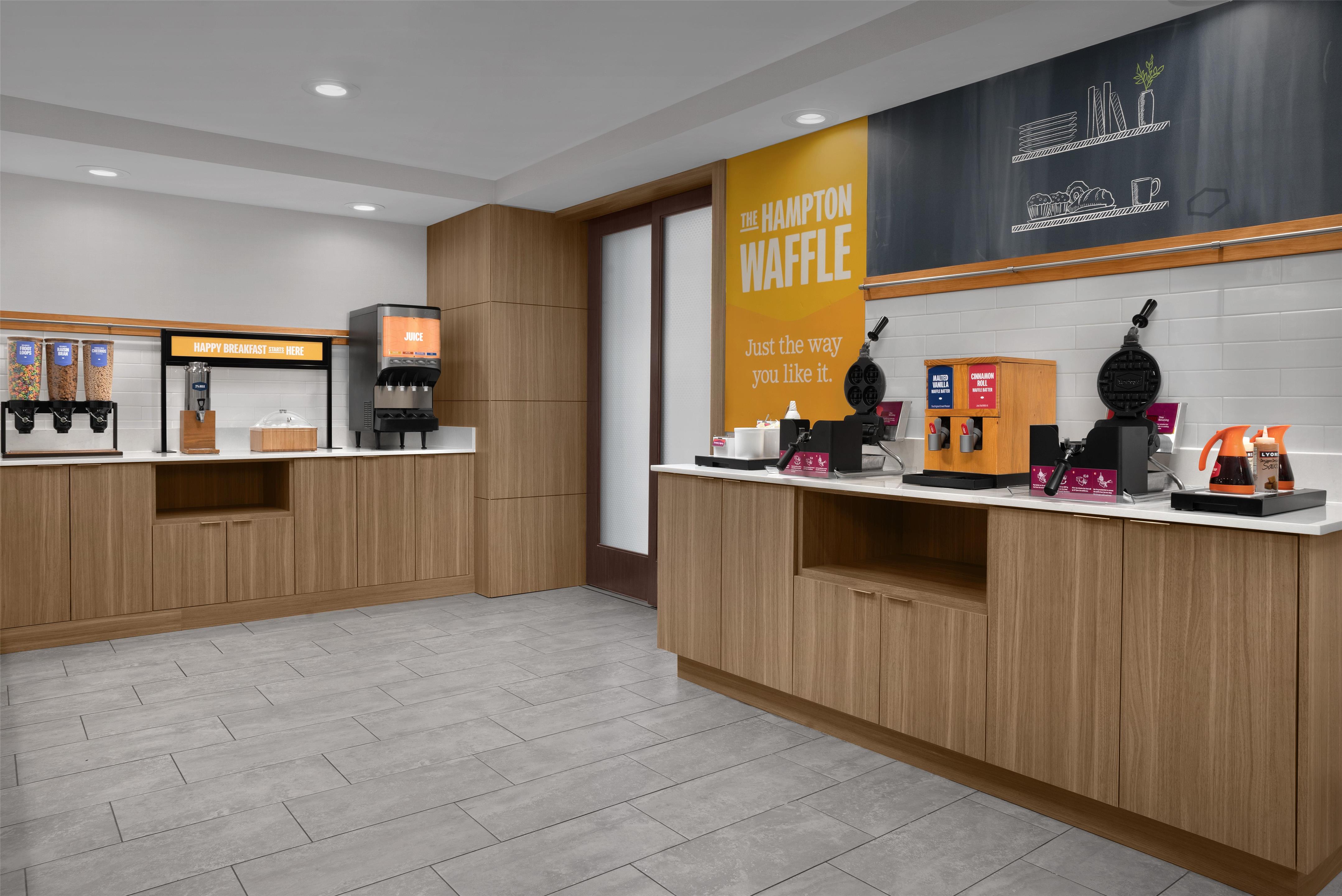 Breakfast Area | Hampton Inn & Suites Lake City