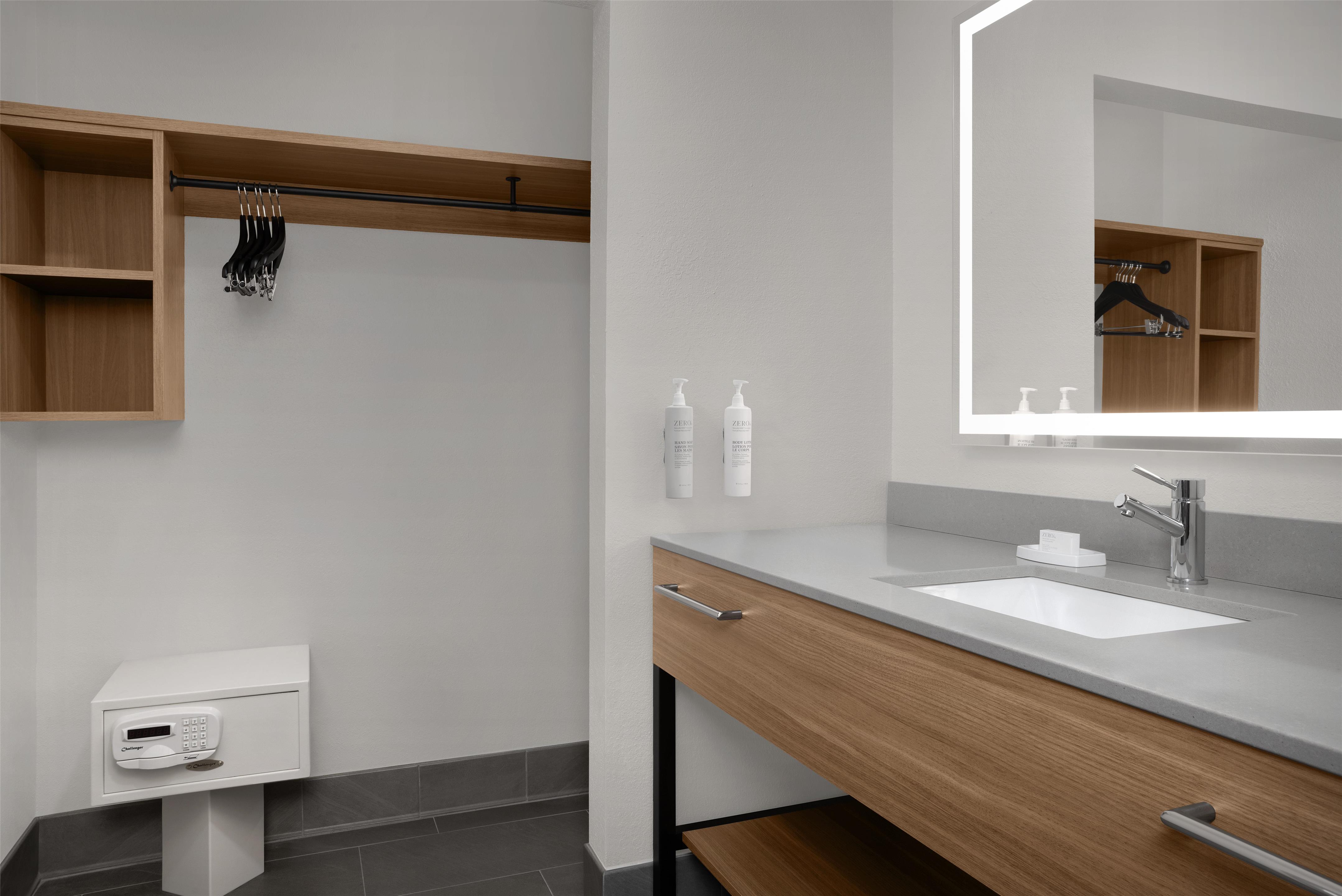 Guest room bath