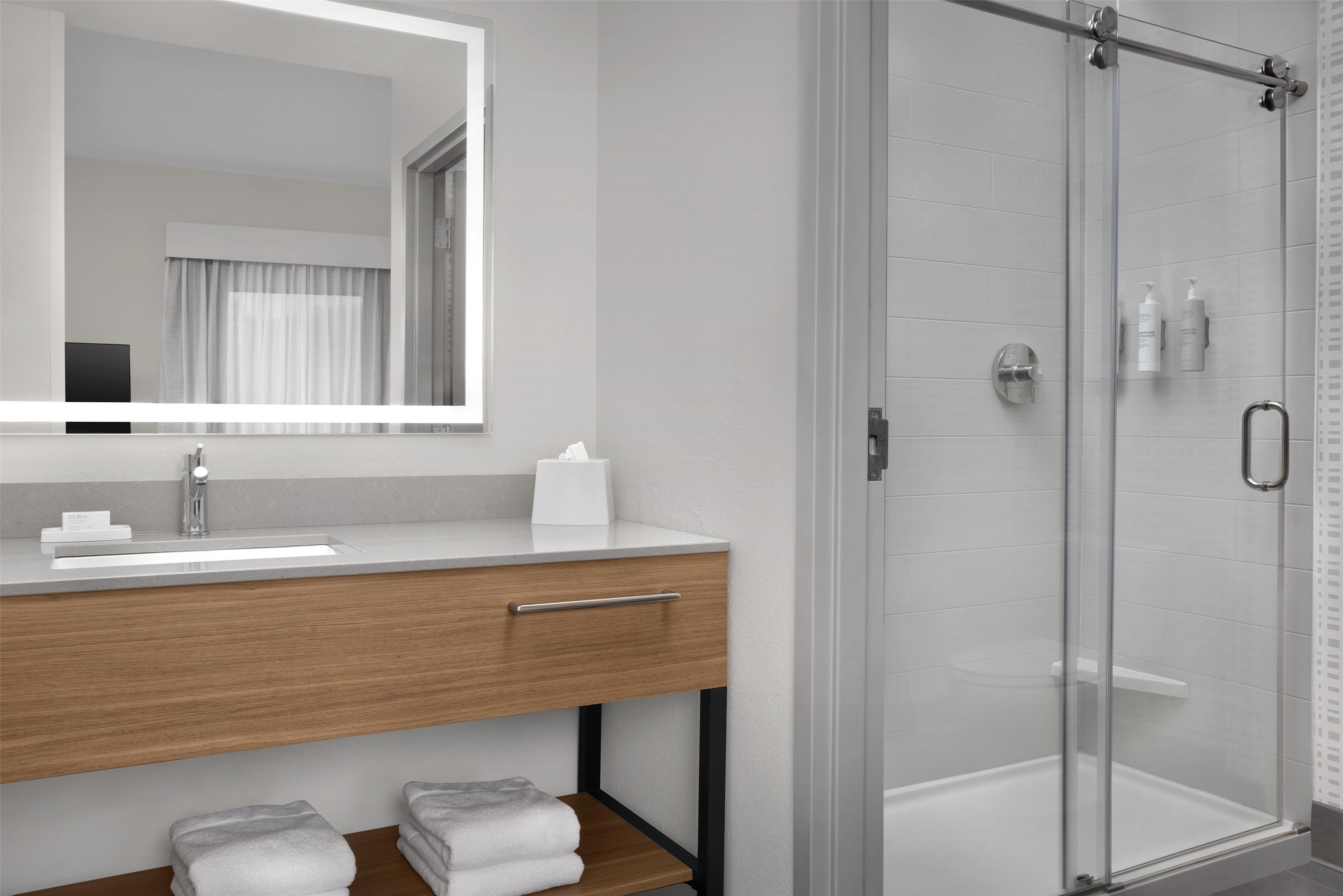Guest room bath