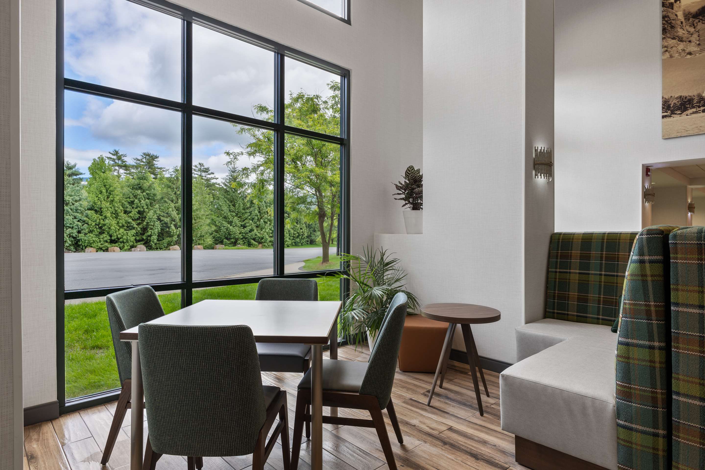 Lobby | Hampton Inn & Suites Lake George