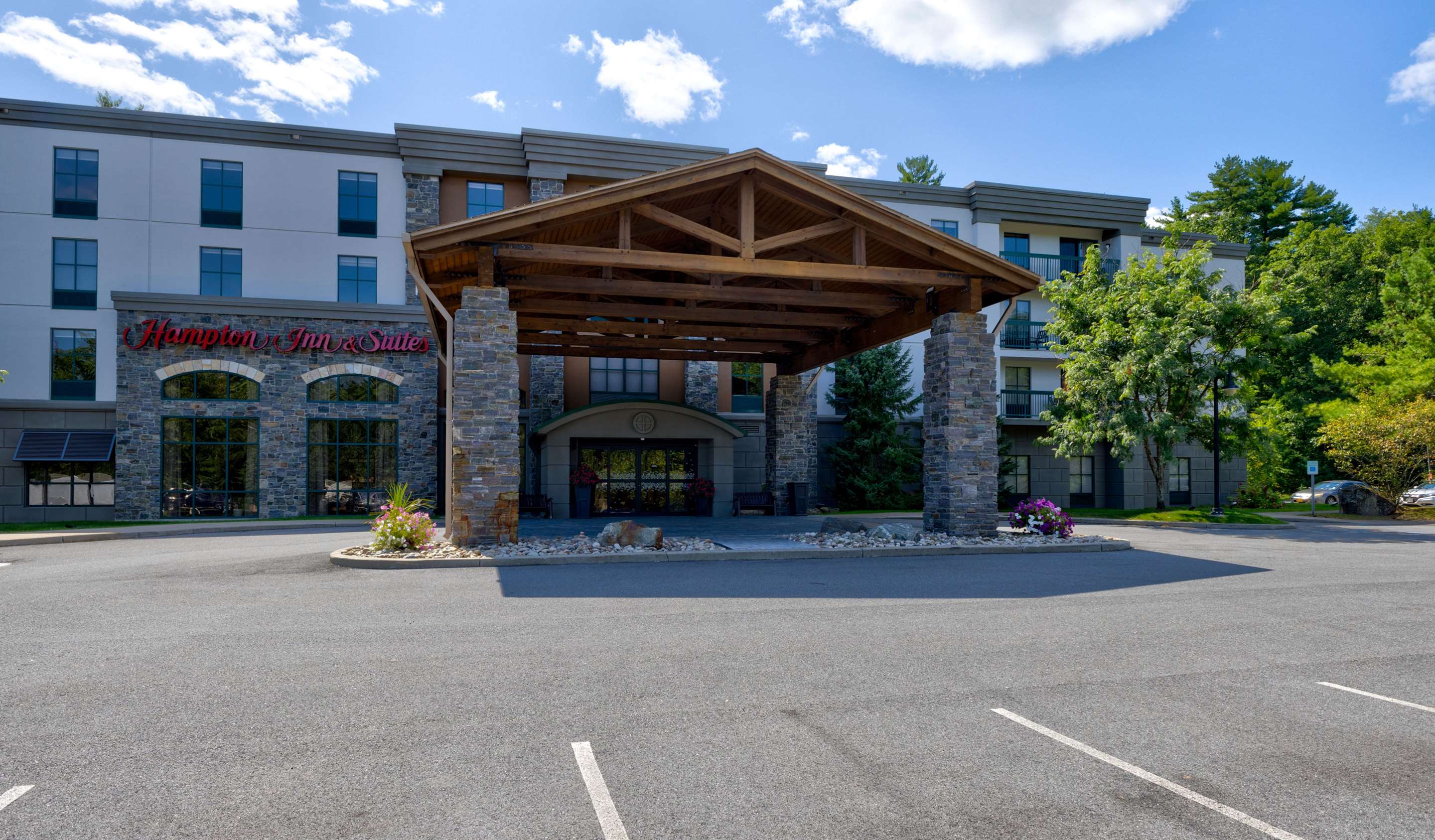 Exterior | Hampton Inn & Suites Lake George