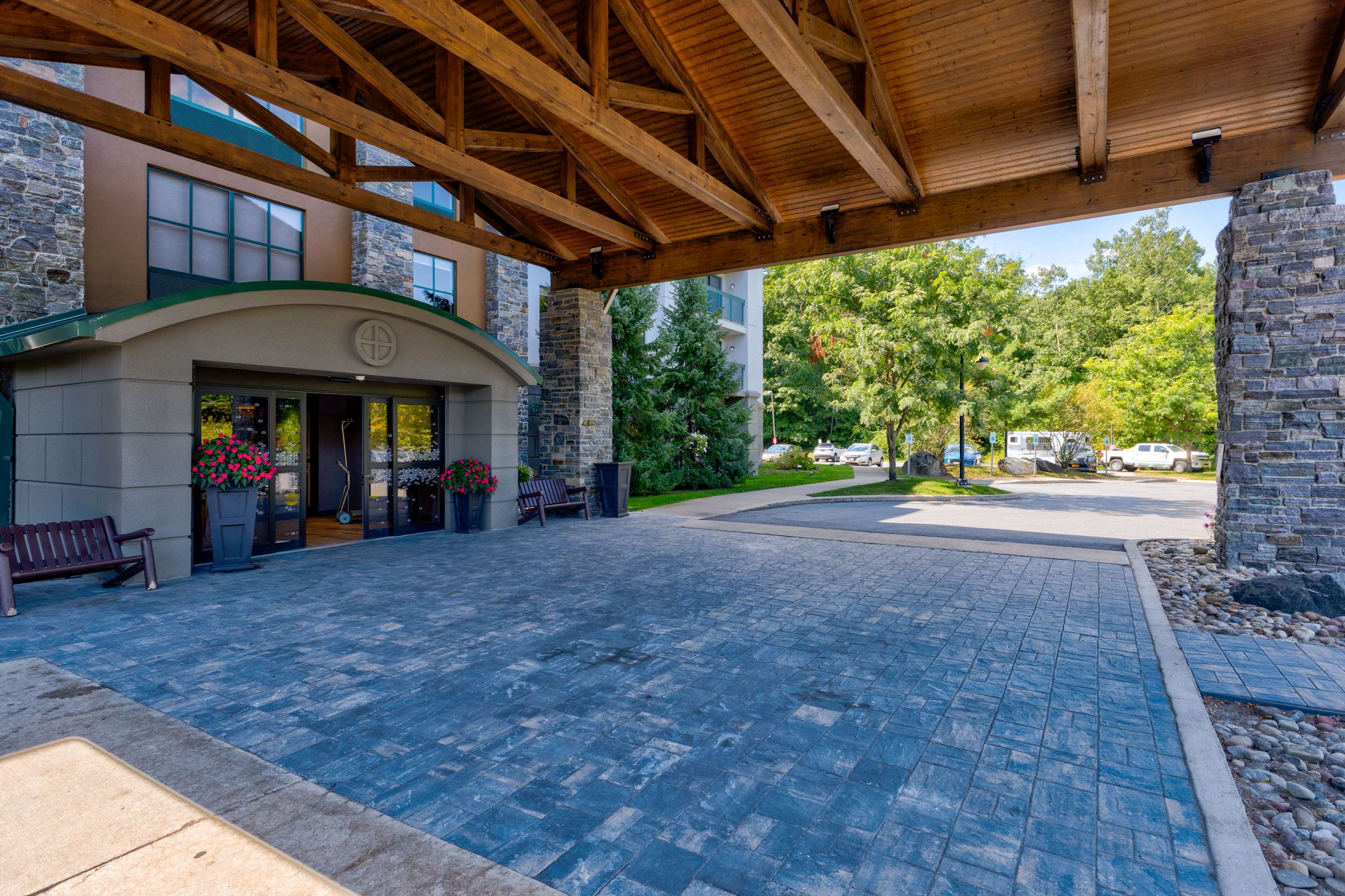 Exterior | Hampton Inn & Suites Lake George