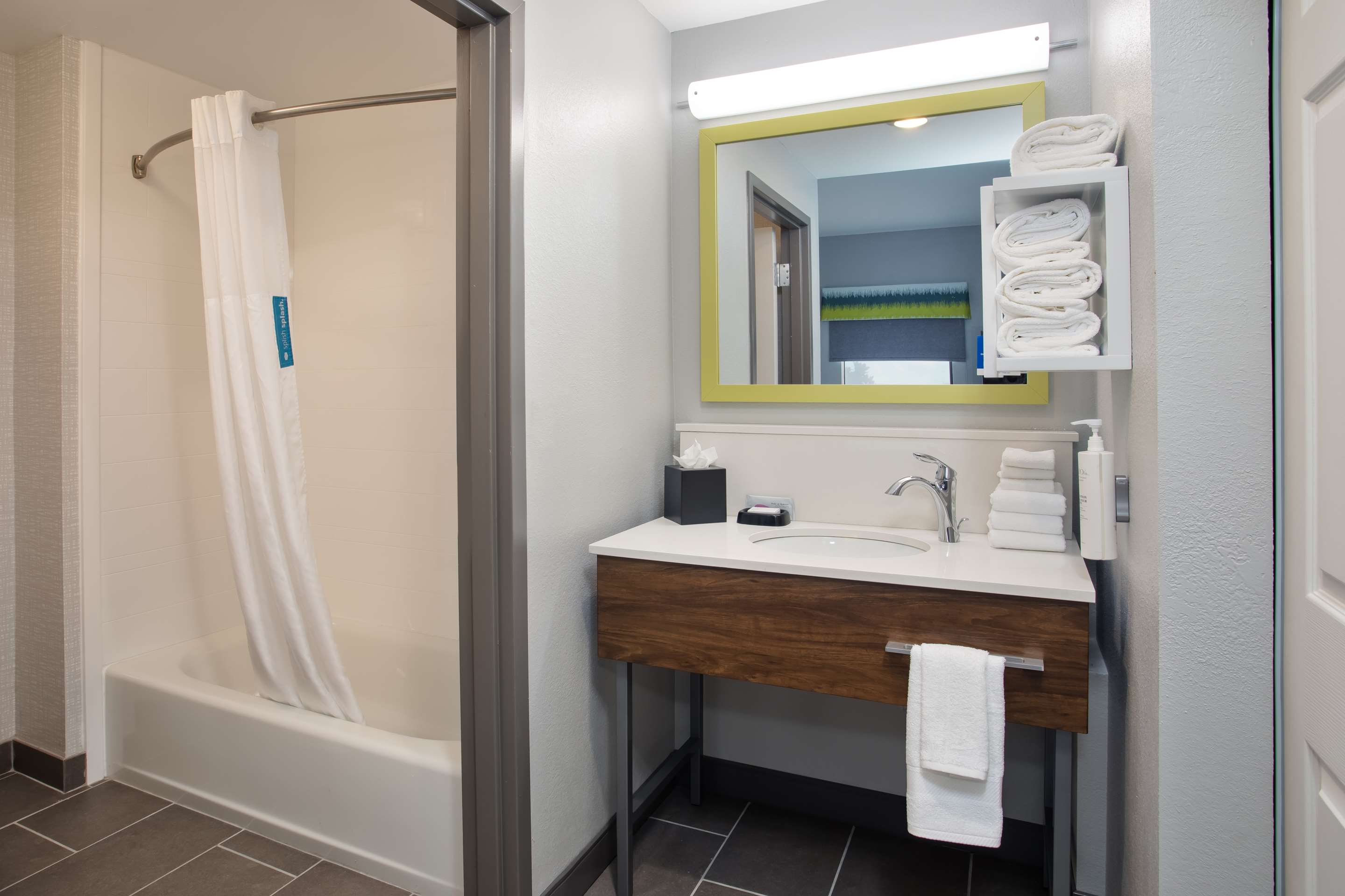 Guest room bath