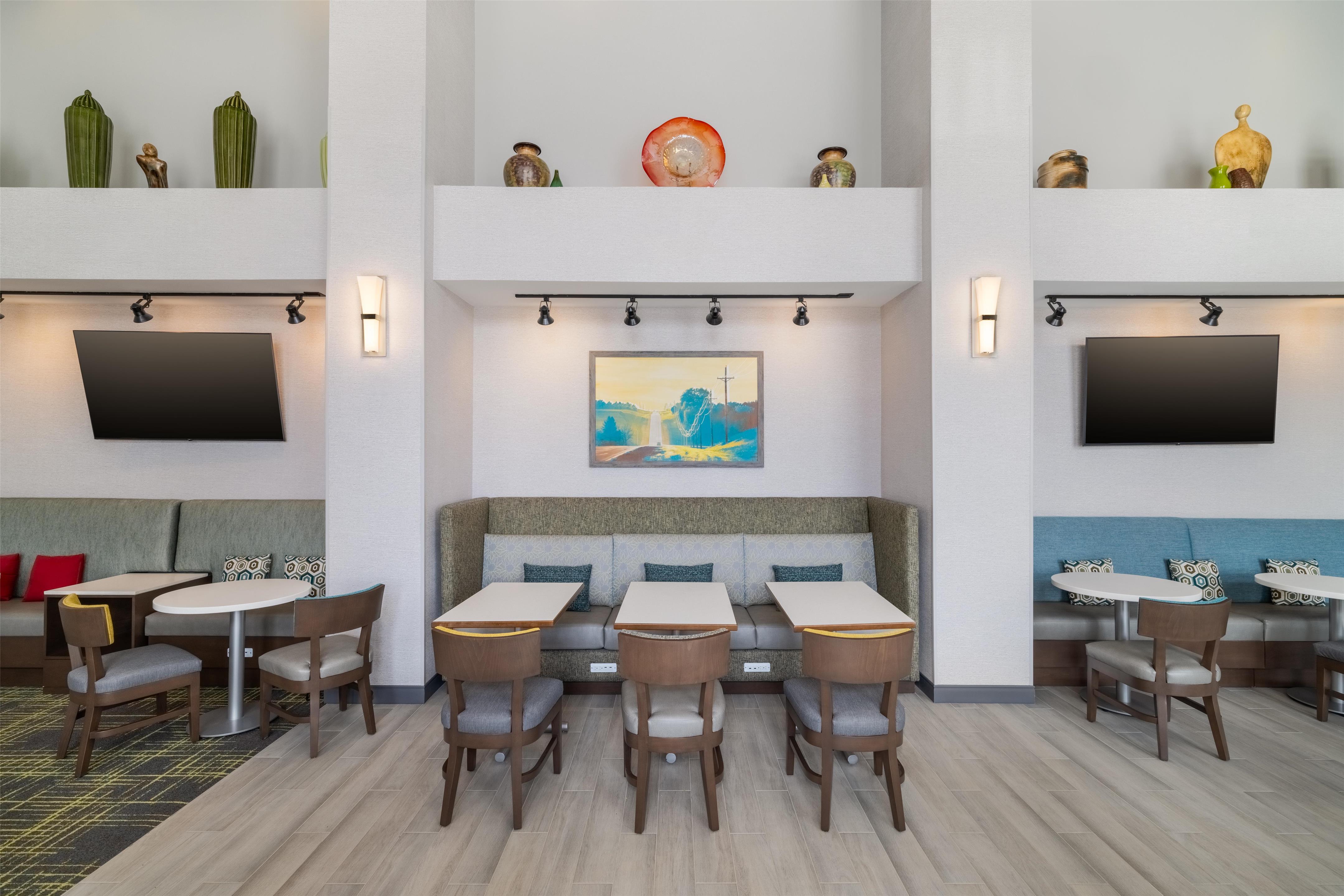Lobby | Hampton Inn & Suites Lincoln - Northeast I-80