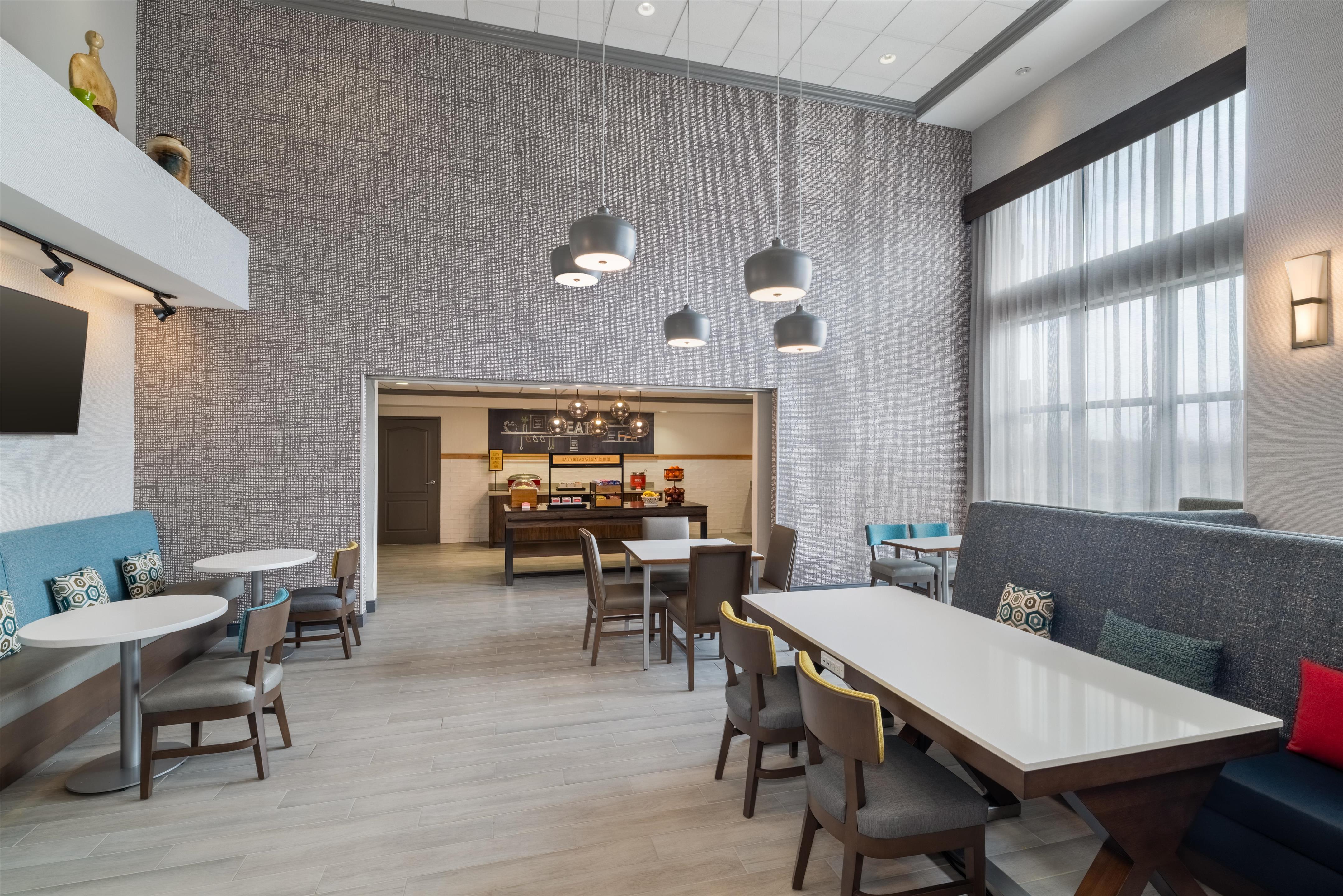 Breakfast Area | Hampton Inn & Suites Lincoln - Northeast I-80