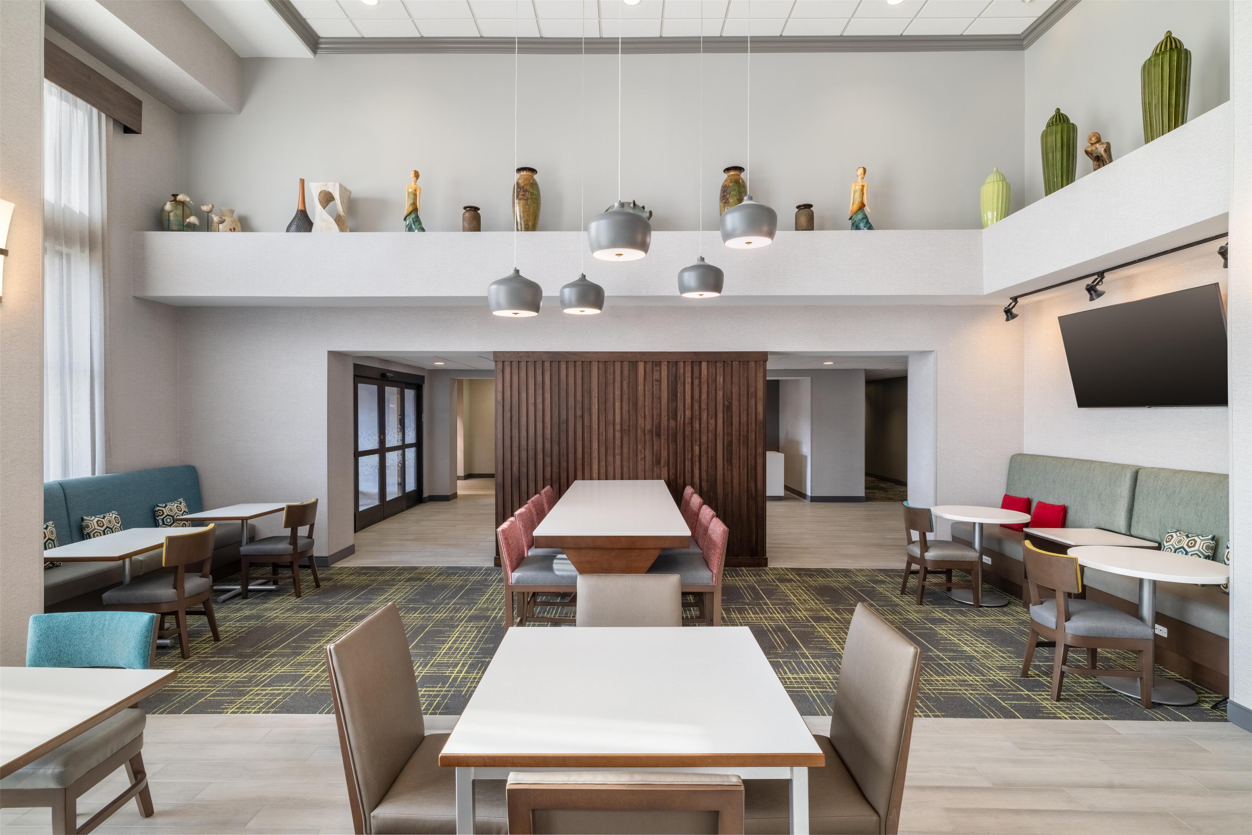 Lobby | Hampton Inn & Suites Lincoln - Northeast I-80