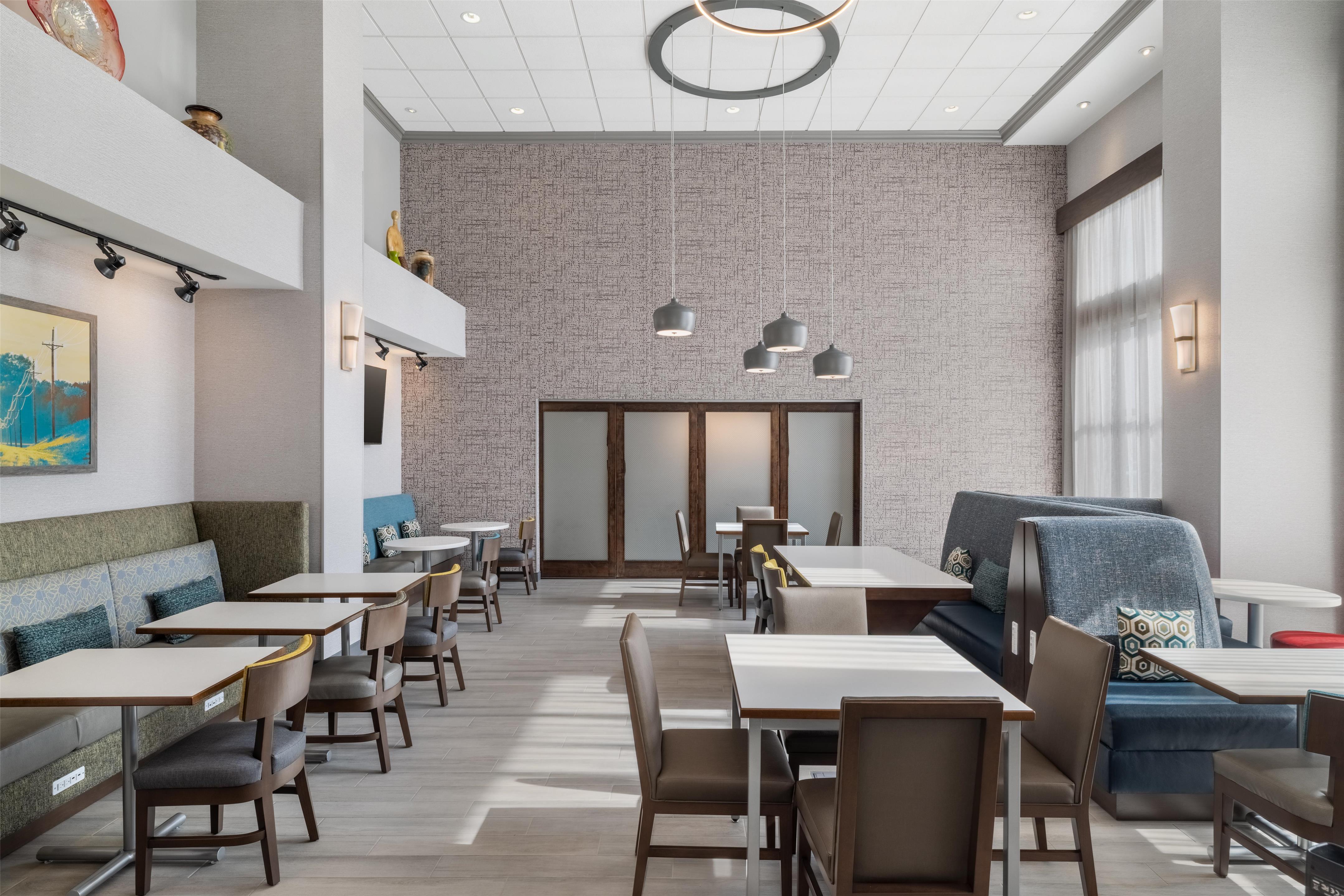 Breakfast Area | Hampton Inn & Suites Lincoln - Northeast I-80